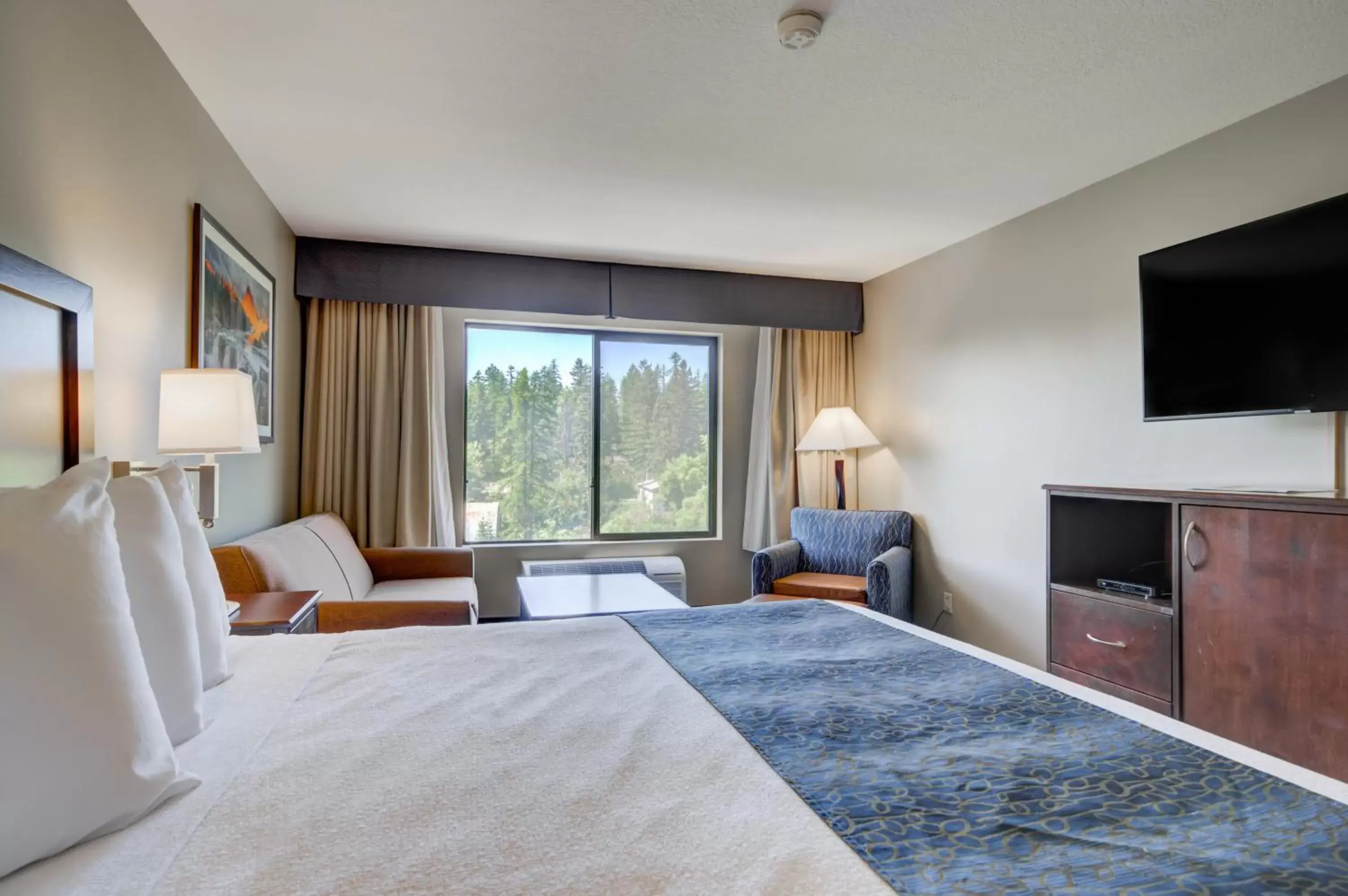 Bedroom, Bed in The Pine Lodge on Whitefish River, Ascend Hotel Collection