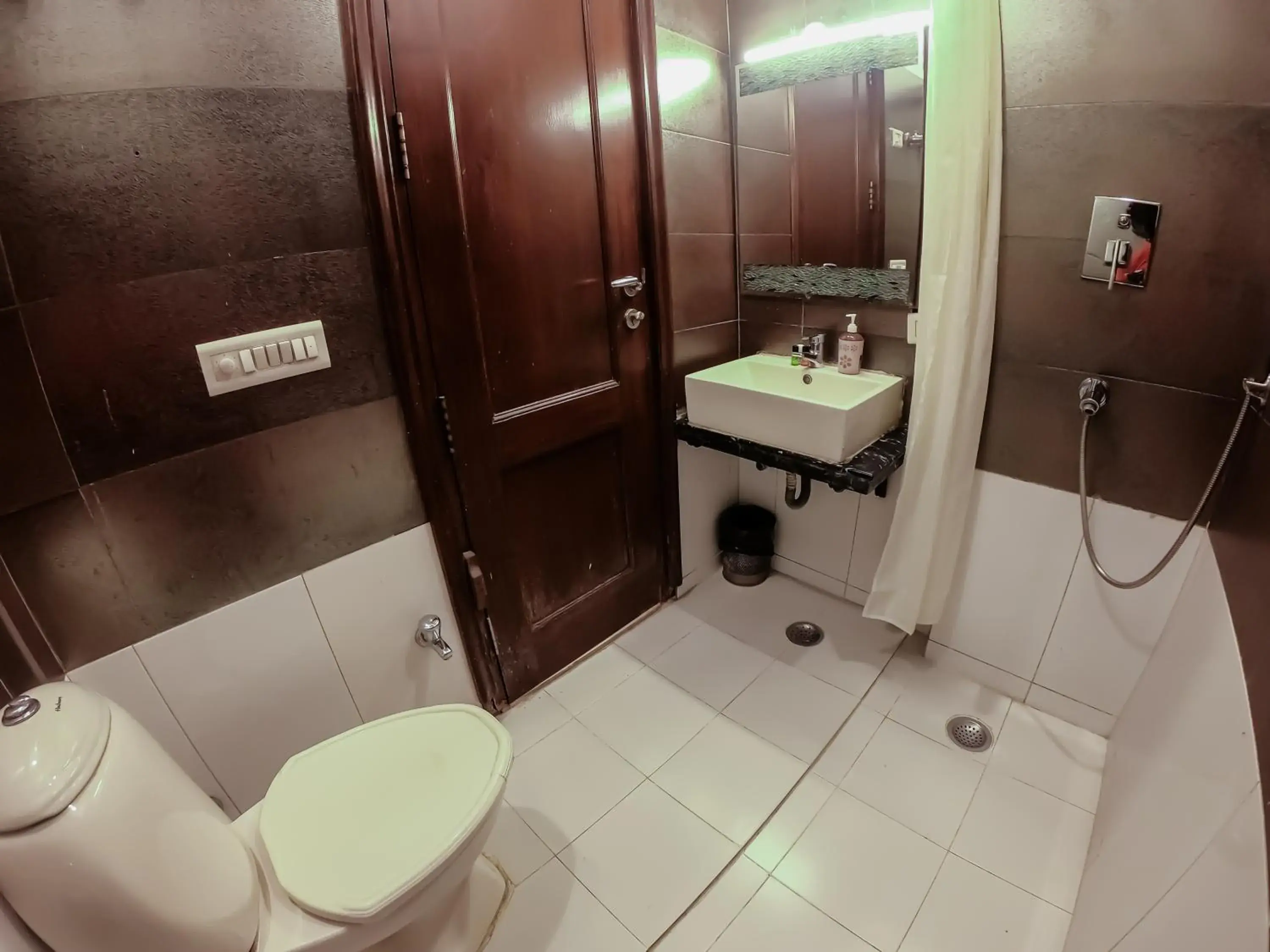 Bathroom in Kastor International Hotel