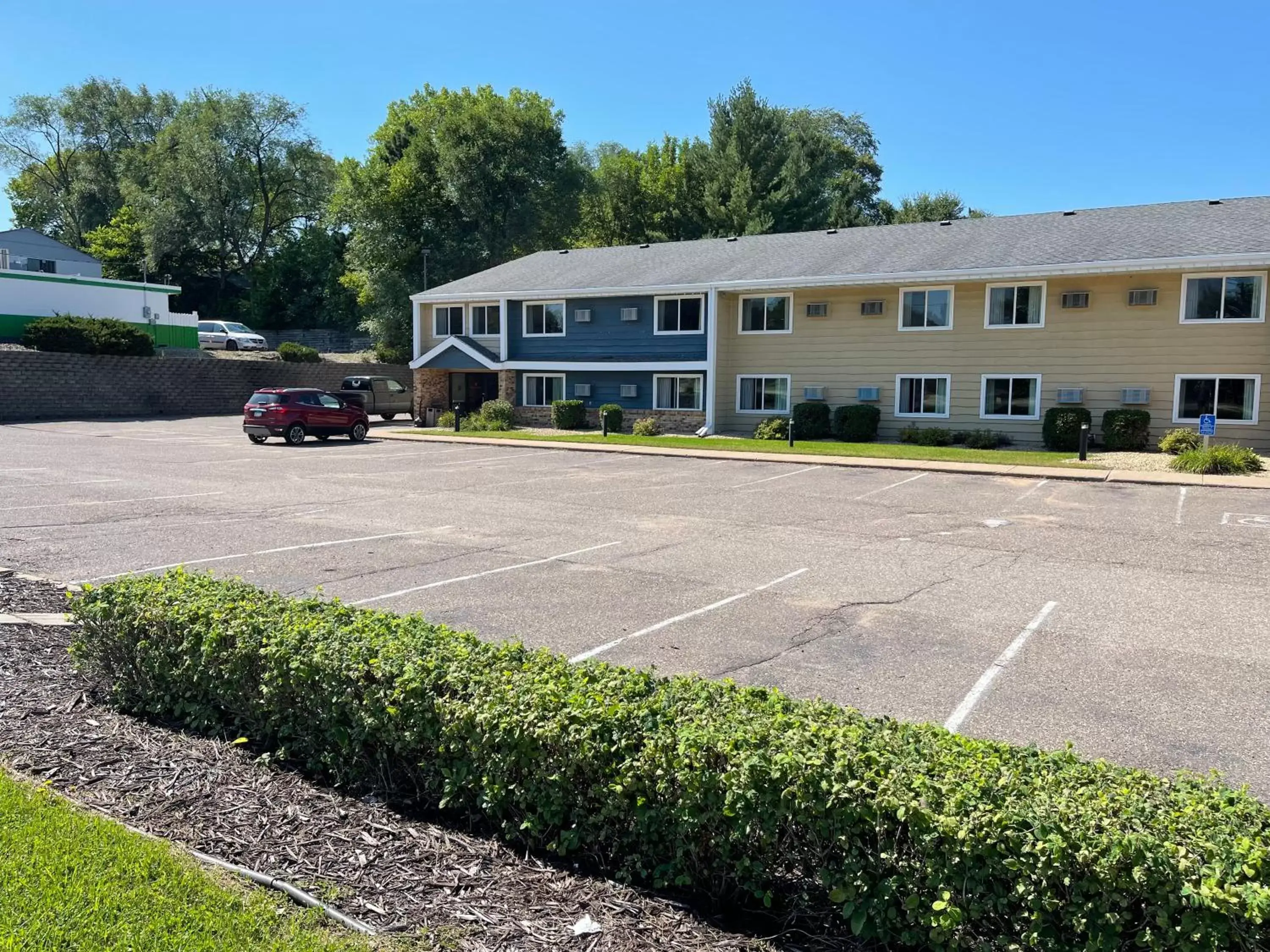 Property Building in Nichols Inn & Suites