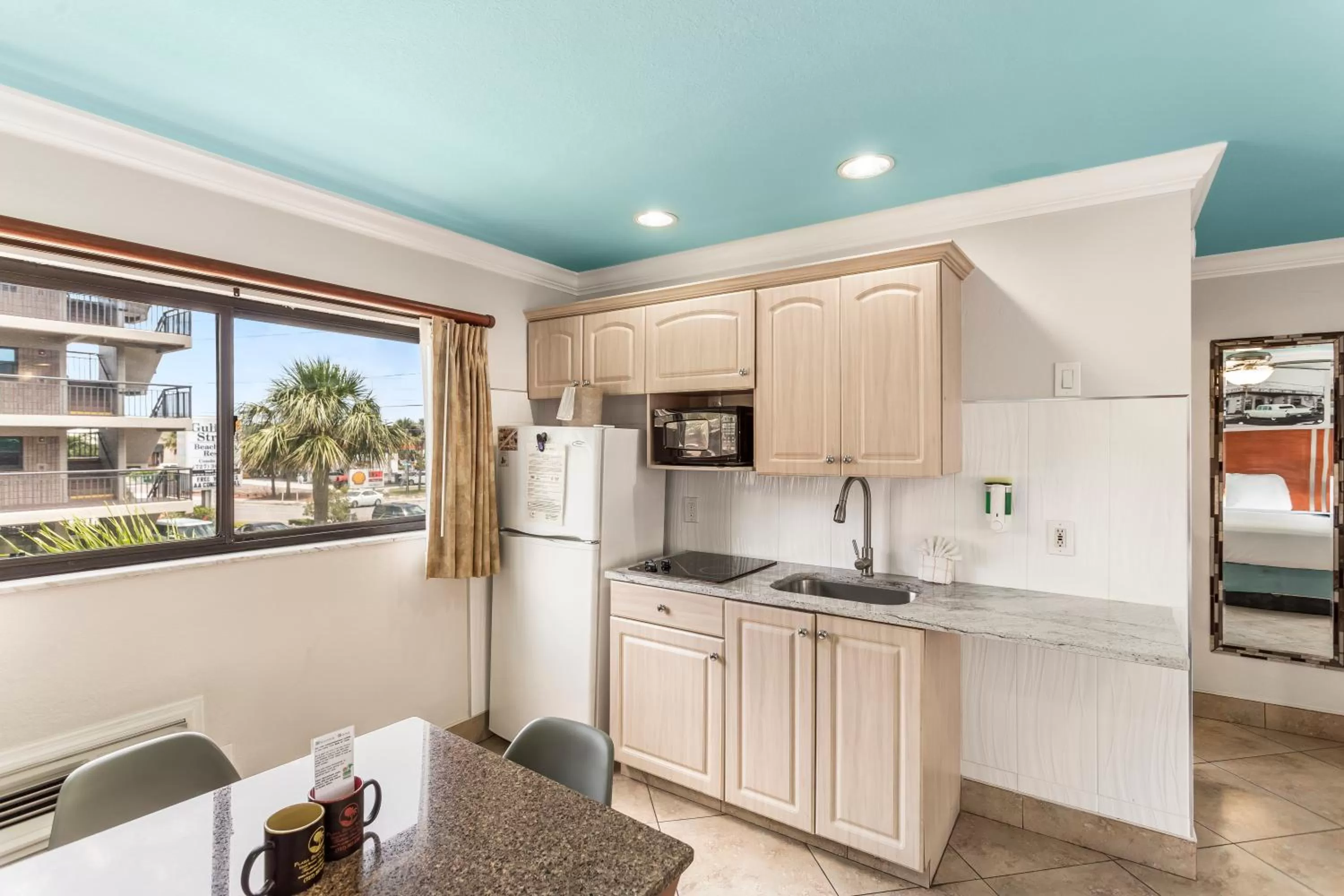 Kitchen or kitchenette in Plaza Beach Hotel - Beachfront Resort