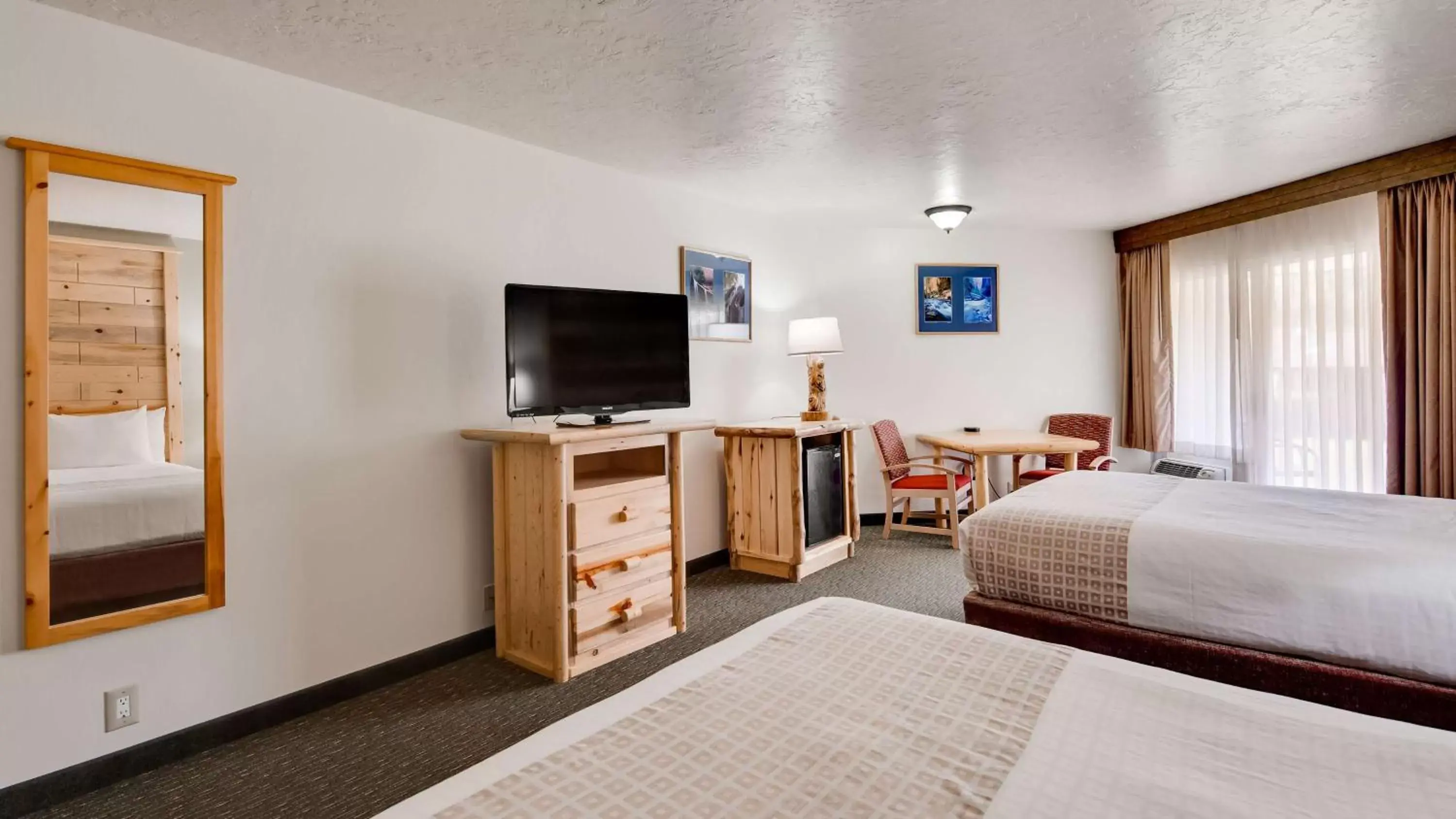 Photo of the whole room, TV/Entertainment Center in Best Western East Zion Thunderbird Lodge