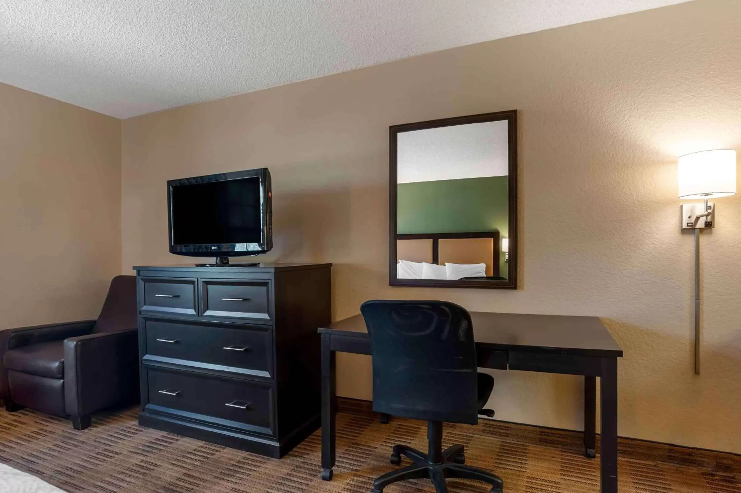 Bedroom, TV/Entertainment Center in Extended Stay America Suites - Orange County - Lake Forest