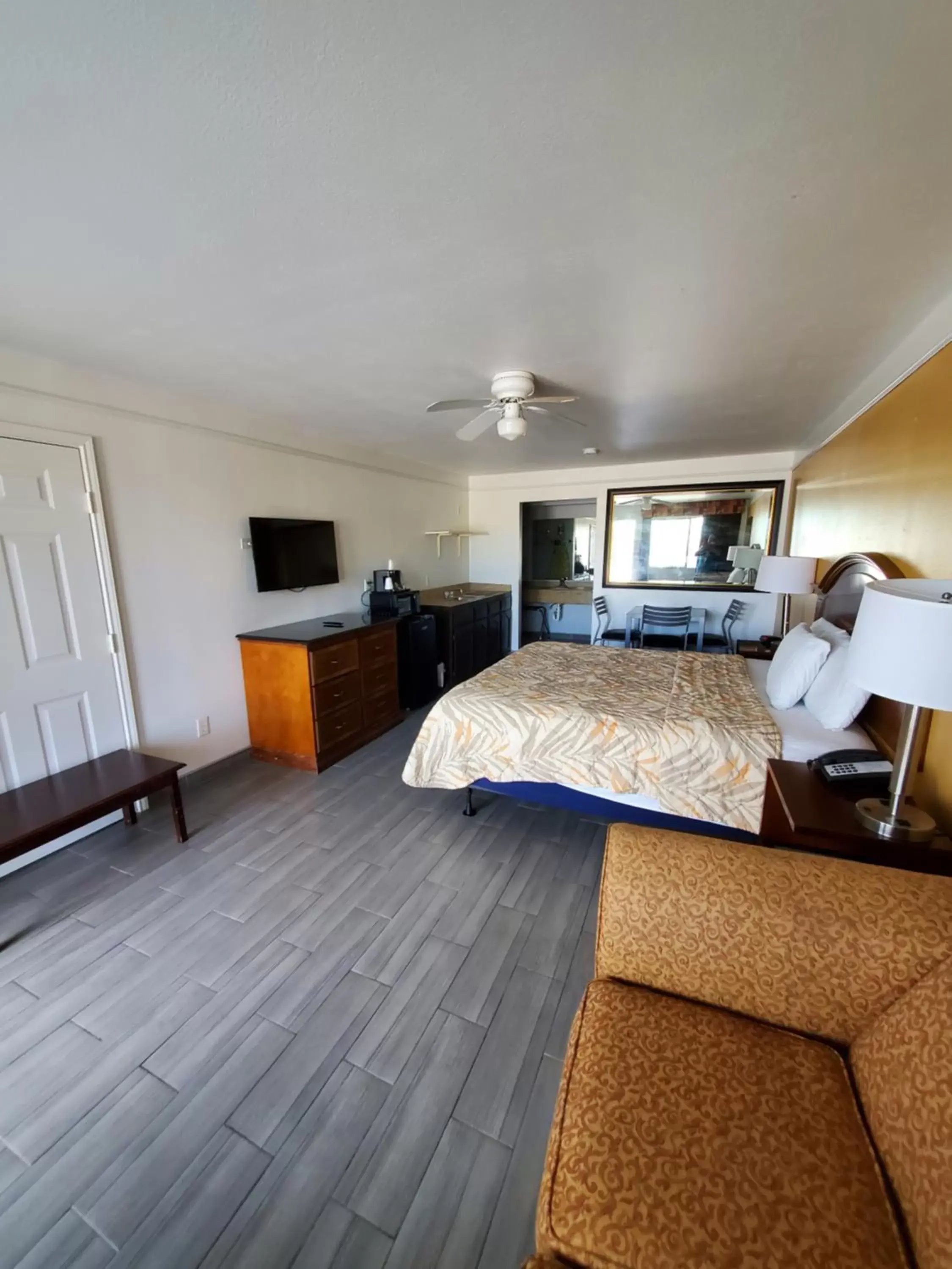 King Room - single occupancy in Deluxe Inn and Suites King Room - single occupancy in Deluxe Inn and Suites