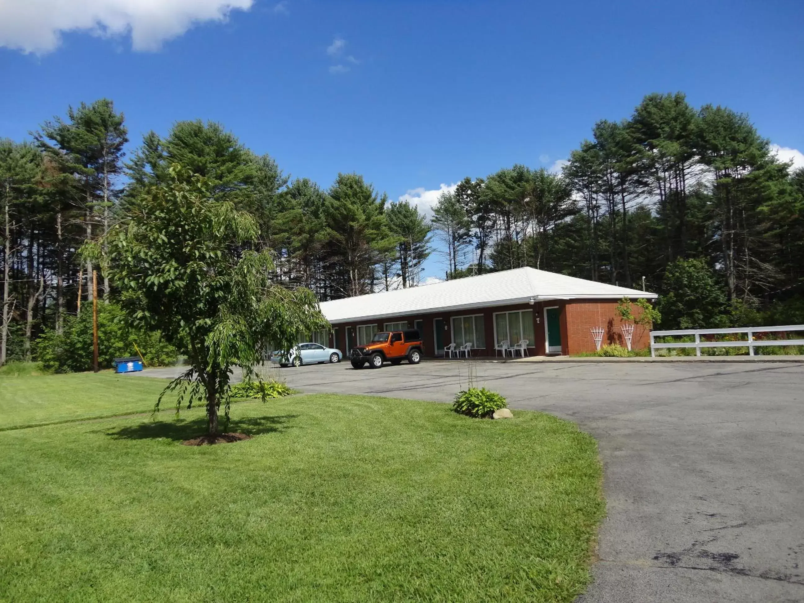 Property Building in Sara Glen Motel - Saratoga Springs-Glens Falls