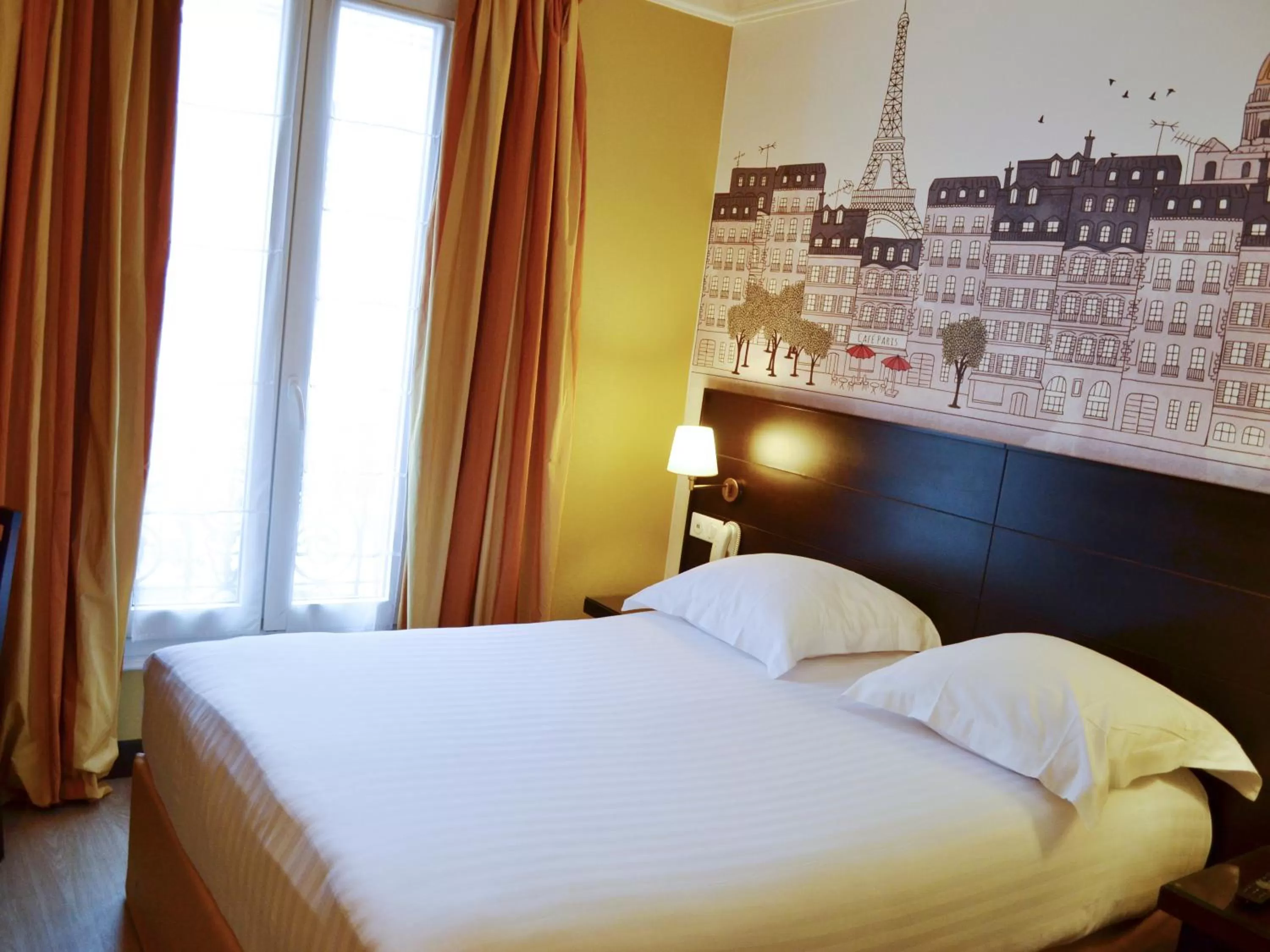 Bed in Hôtel de l'Exposition - Tour Eiffel