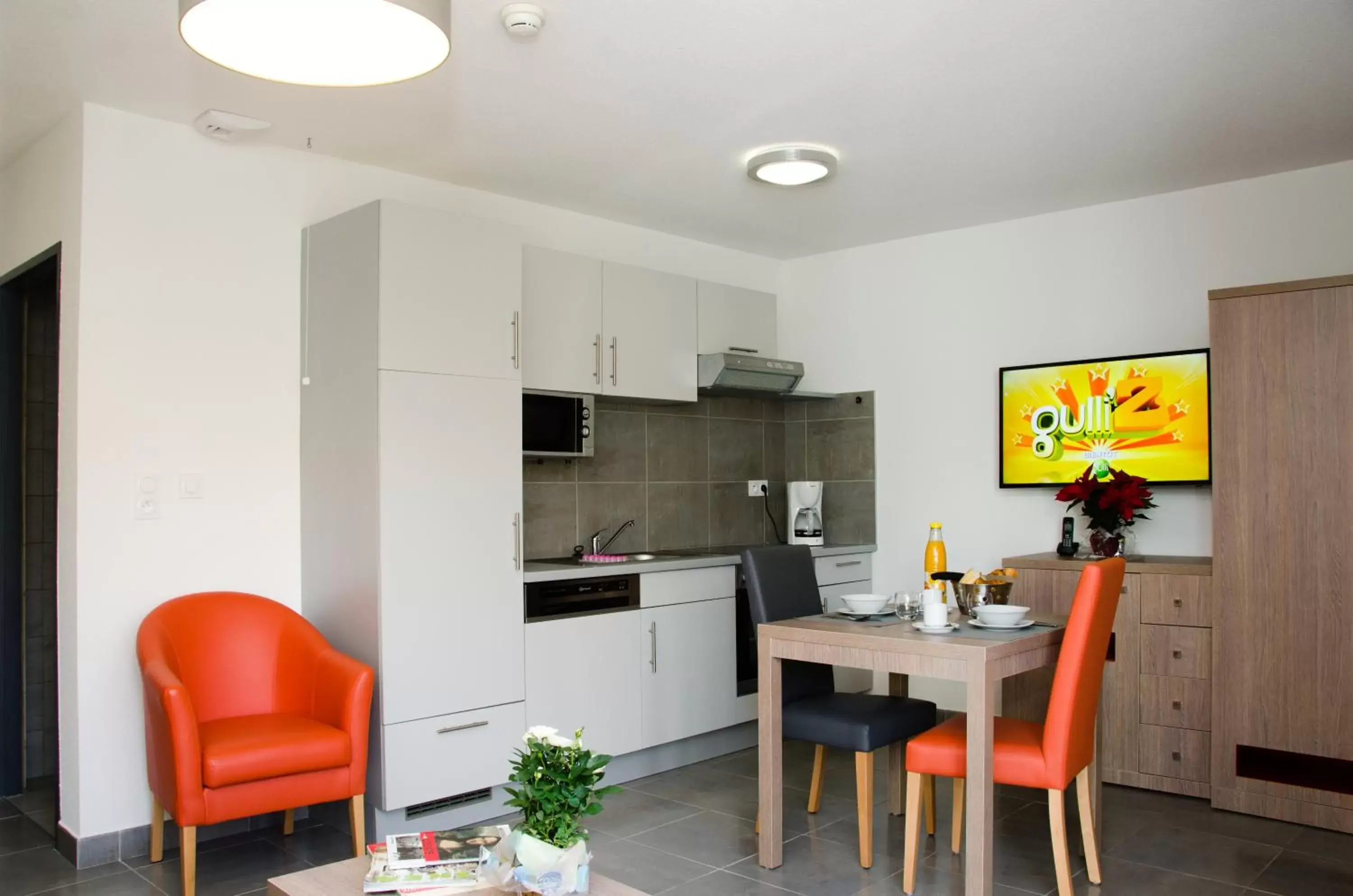 Dining area, Kitchen/Kitchenette in Résidence Ambroise Paré