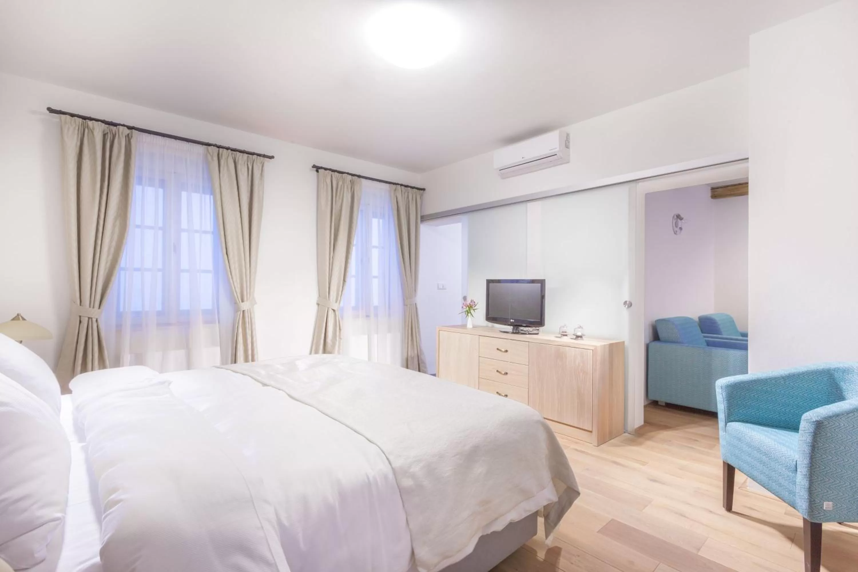 Bedroom, Bed in Hotel At the White Lily