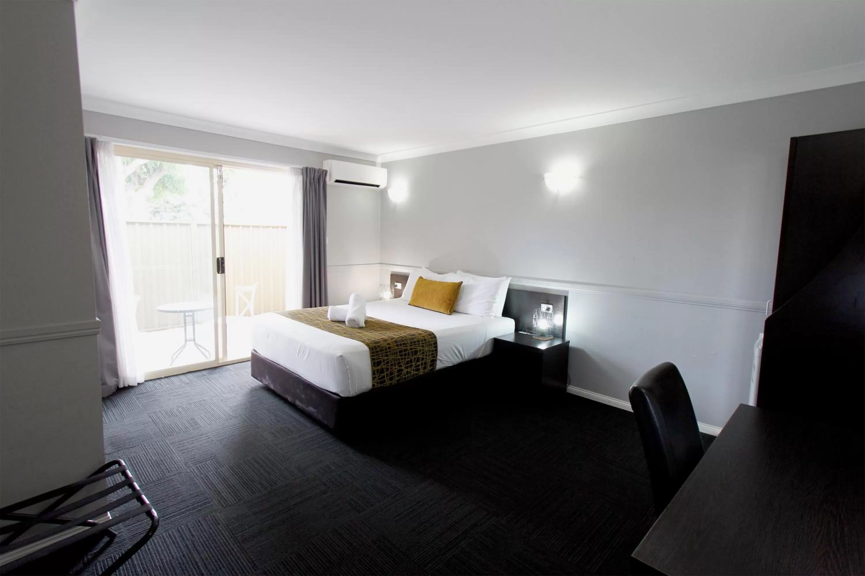 Bedroom, Bed in The Stirling Motel