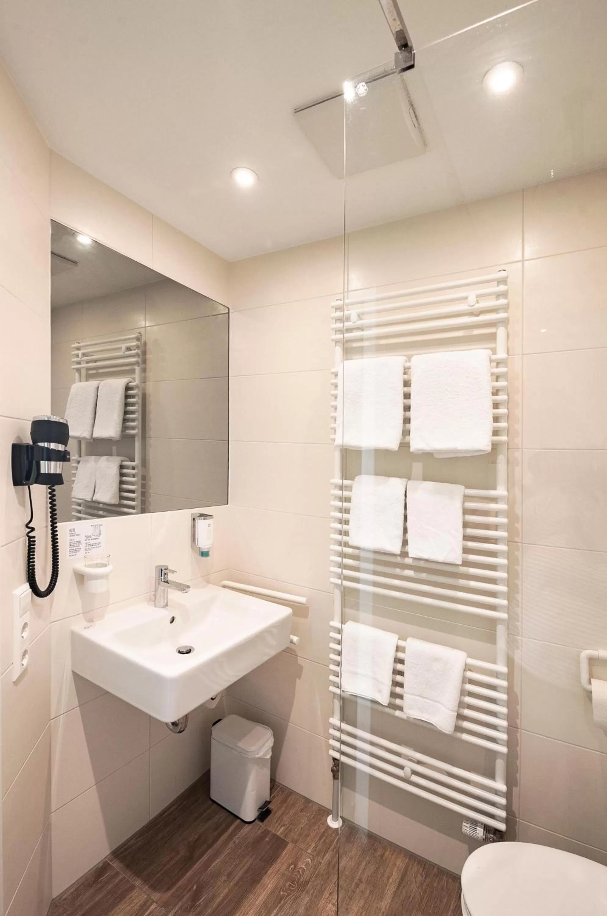 Bathroom in Sternplatz Hotel