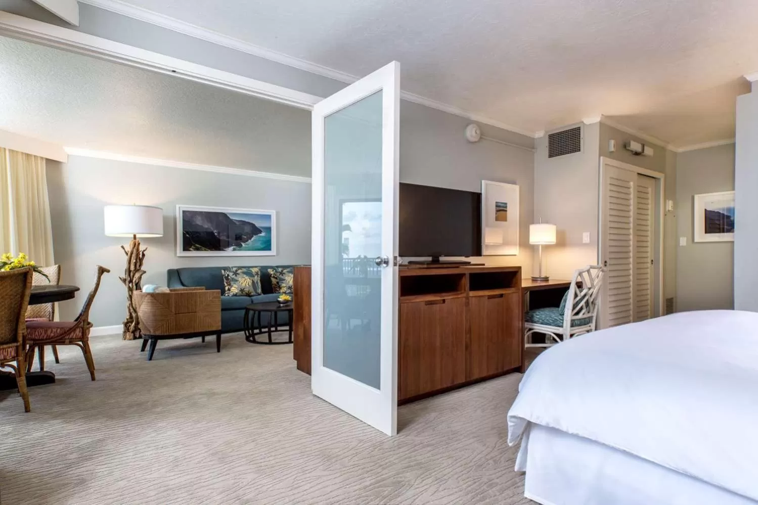 Living room, Bed in OUTRIGGER Kaua'i Beach Resort & Spa