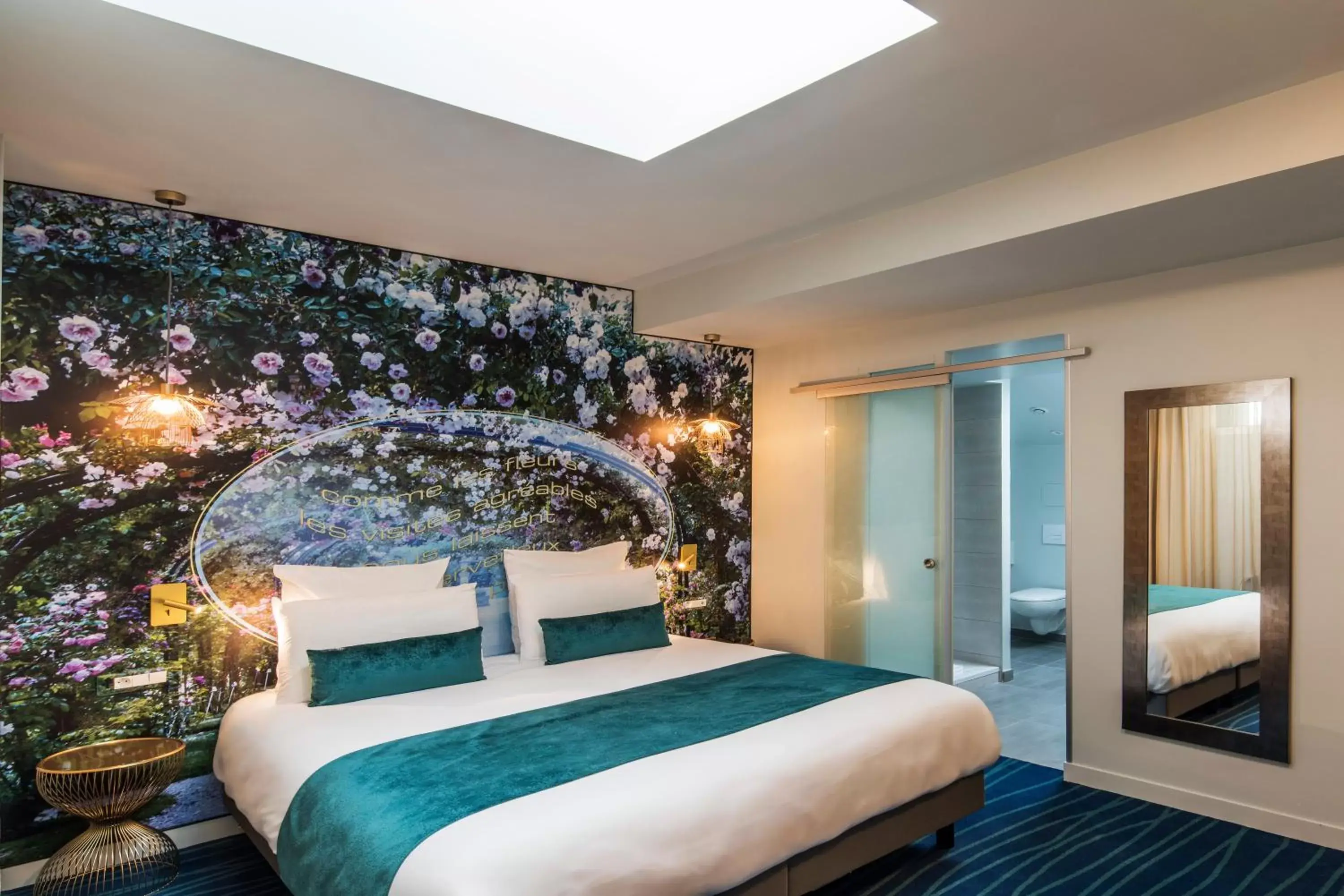 Bed in Hôtel Mercure Paris Suresnes Longchamp Bed in Hôtel Mercure Paris Suresnes Longchamp