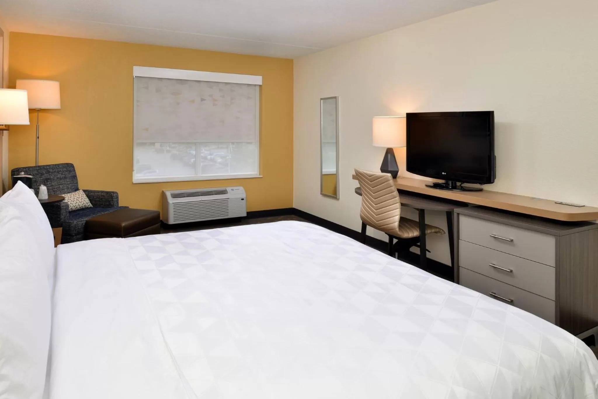 Photo of the whole room, Bed in Holiday Inn Hotel & Suites Overland Park-Convention Center by IHG