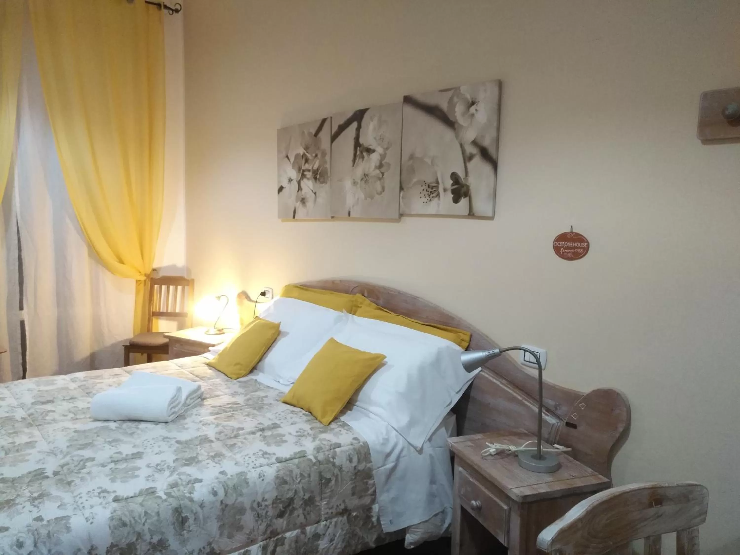 Photo of the whole room, Bed in Cicerone Guest House