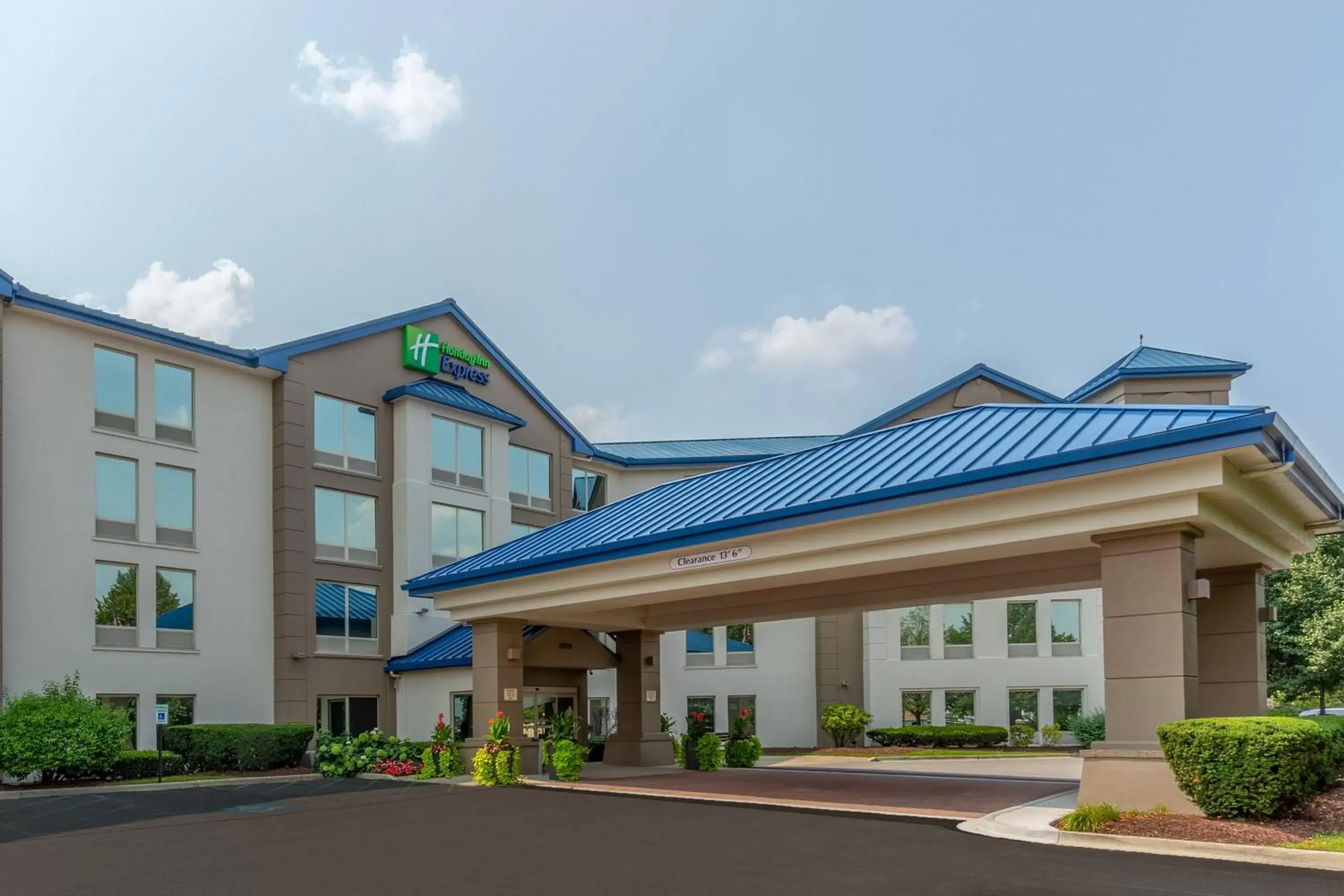 Property Building in Holiday Inn Express & Suites Chicago-Midway Airport, an IHG Hotel