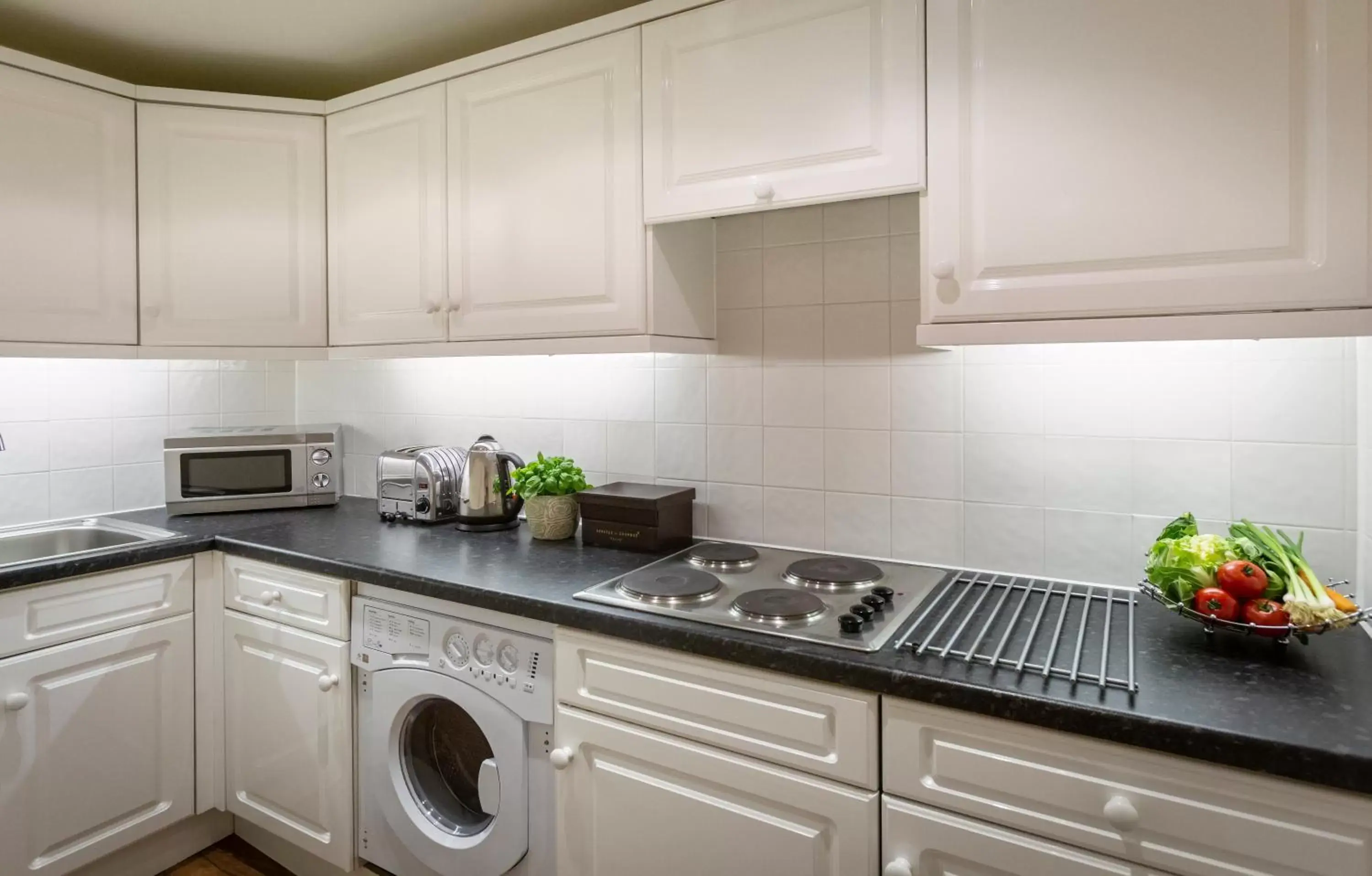 Kitchen or kitchenette, Kitchen/Kitchenette in The Capital Hotel, Apartments & Townhouse