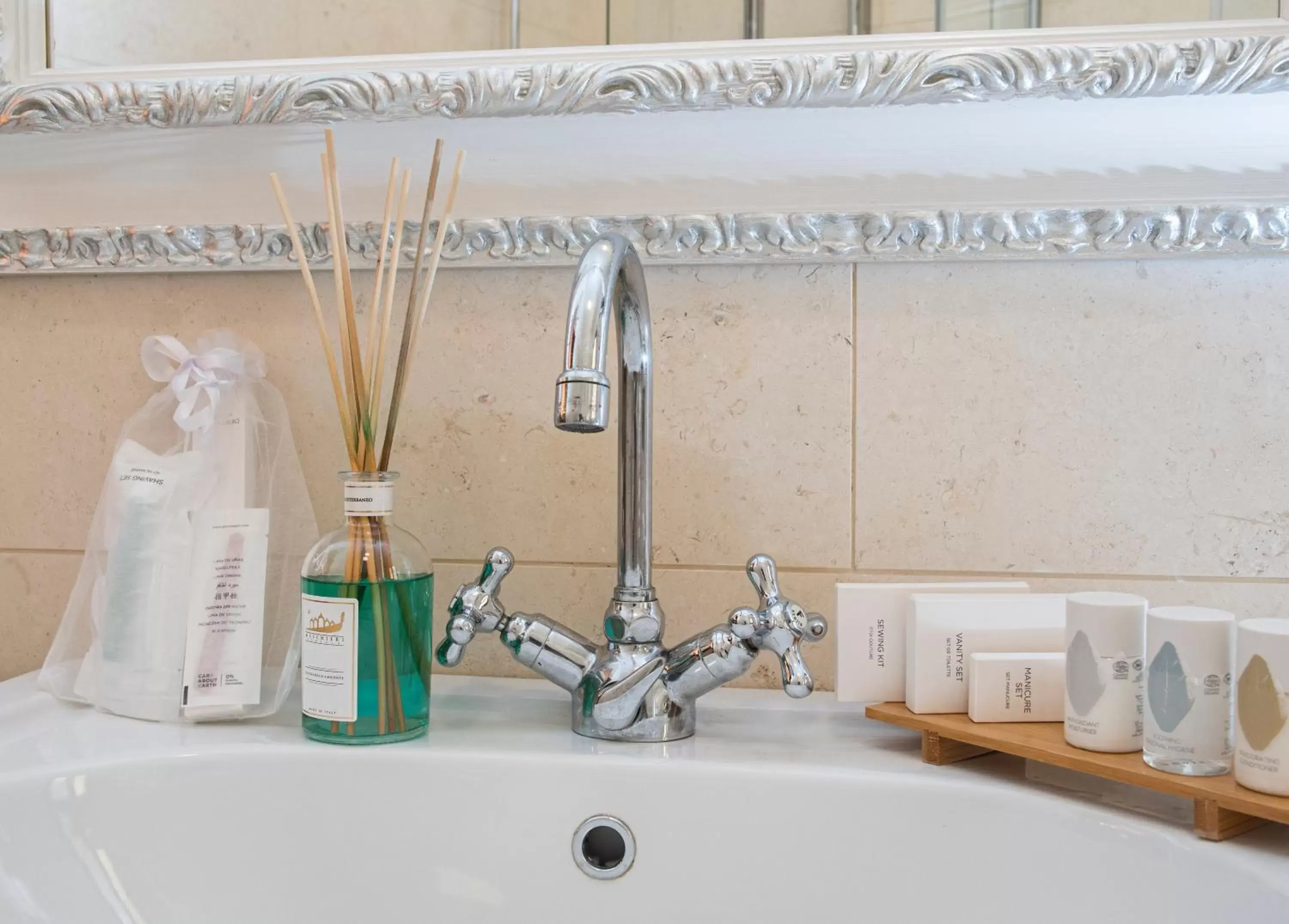 Bathroom in All’Angelo Art Hotel