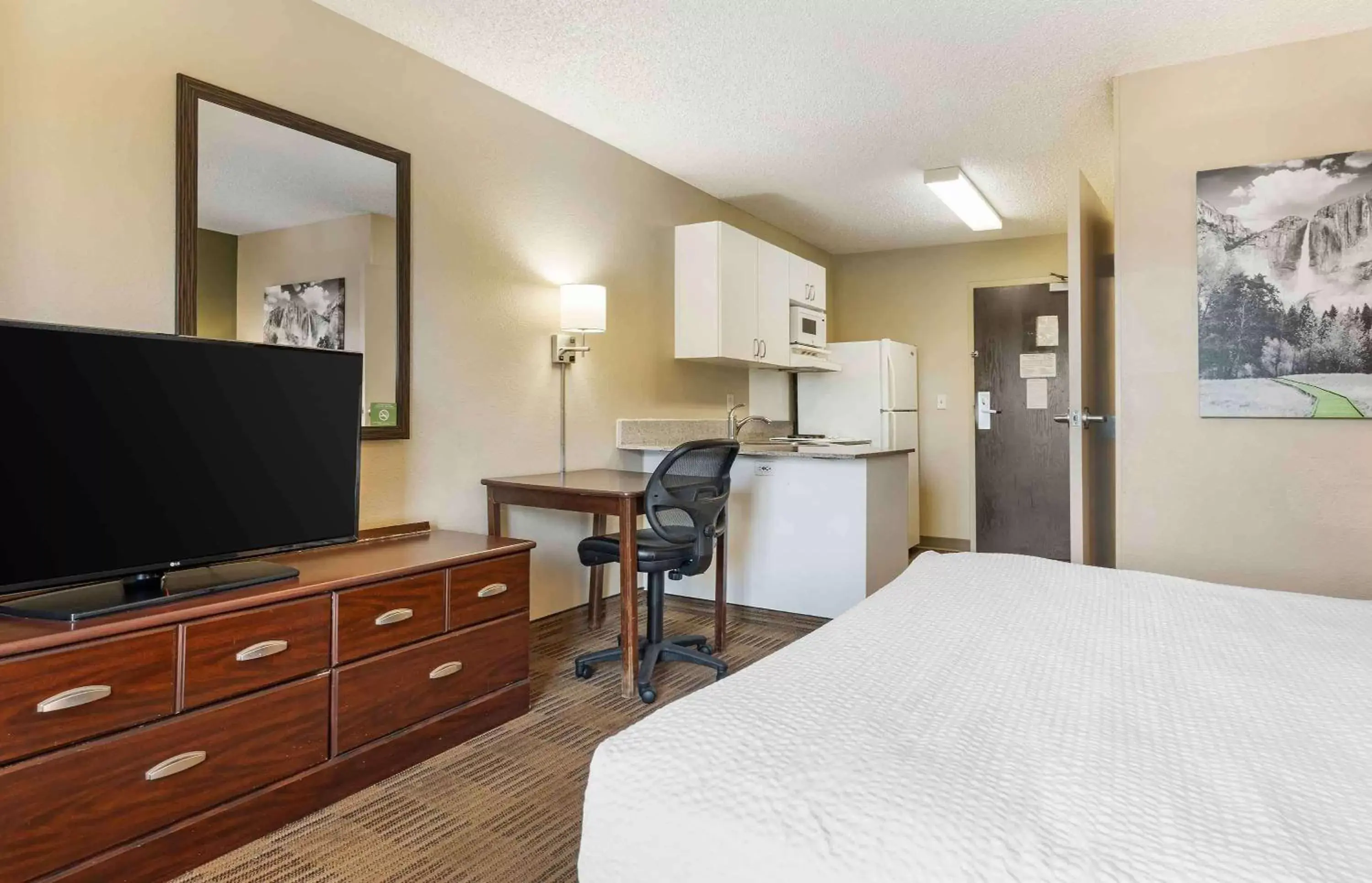 Bedroom, TV/Entertainment Center in Extended Stay America Suites - Richmond - Hilltop Mall