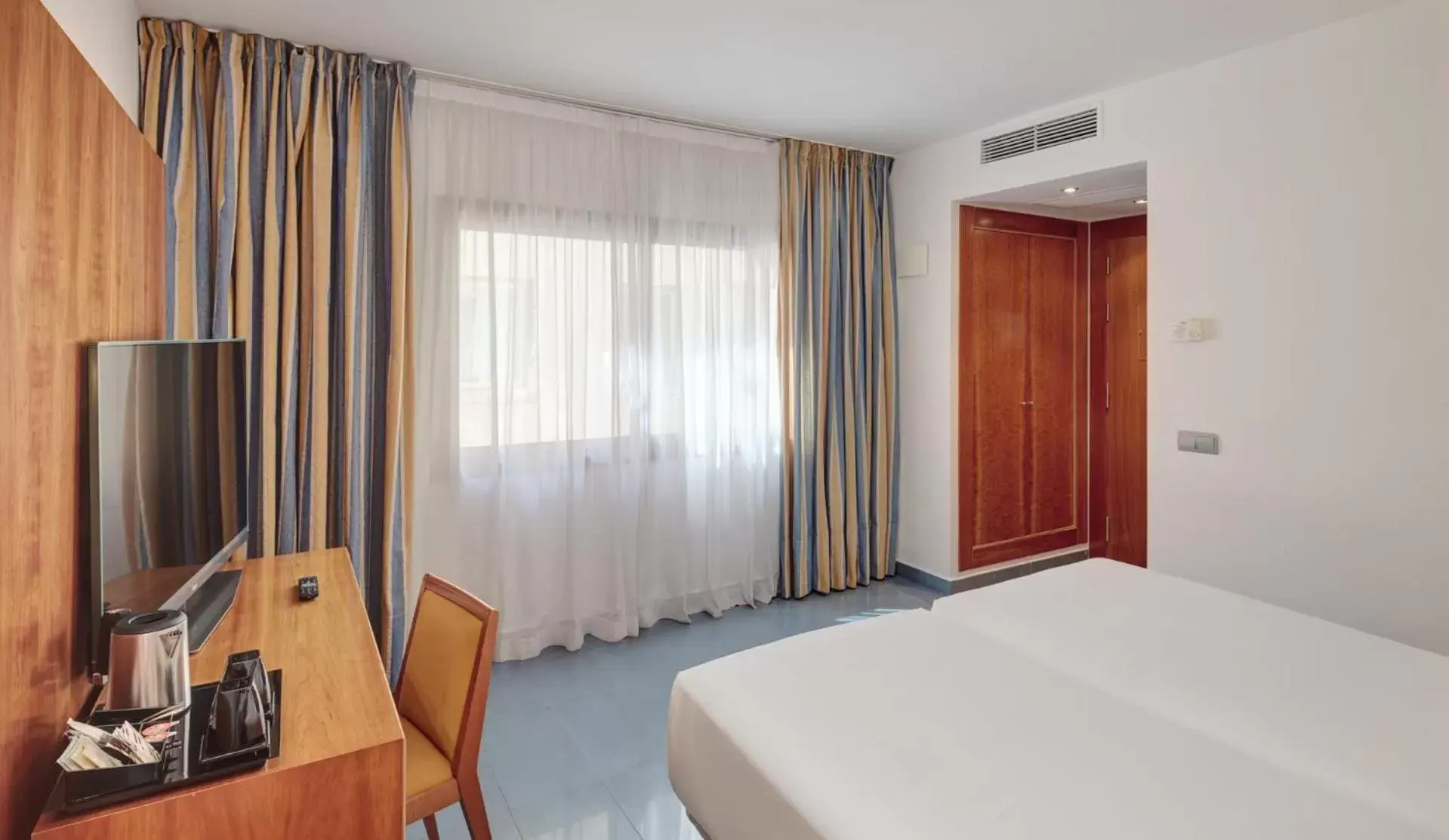 Photo of the whole room, Bed in Sercotel Kalma Sitges