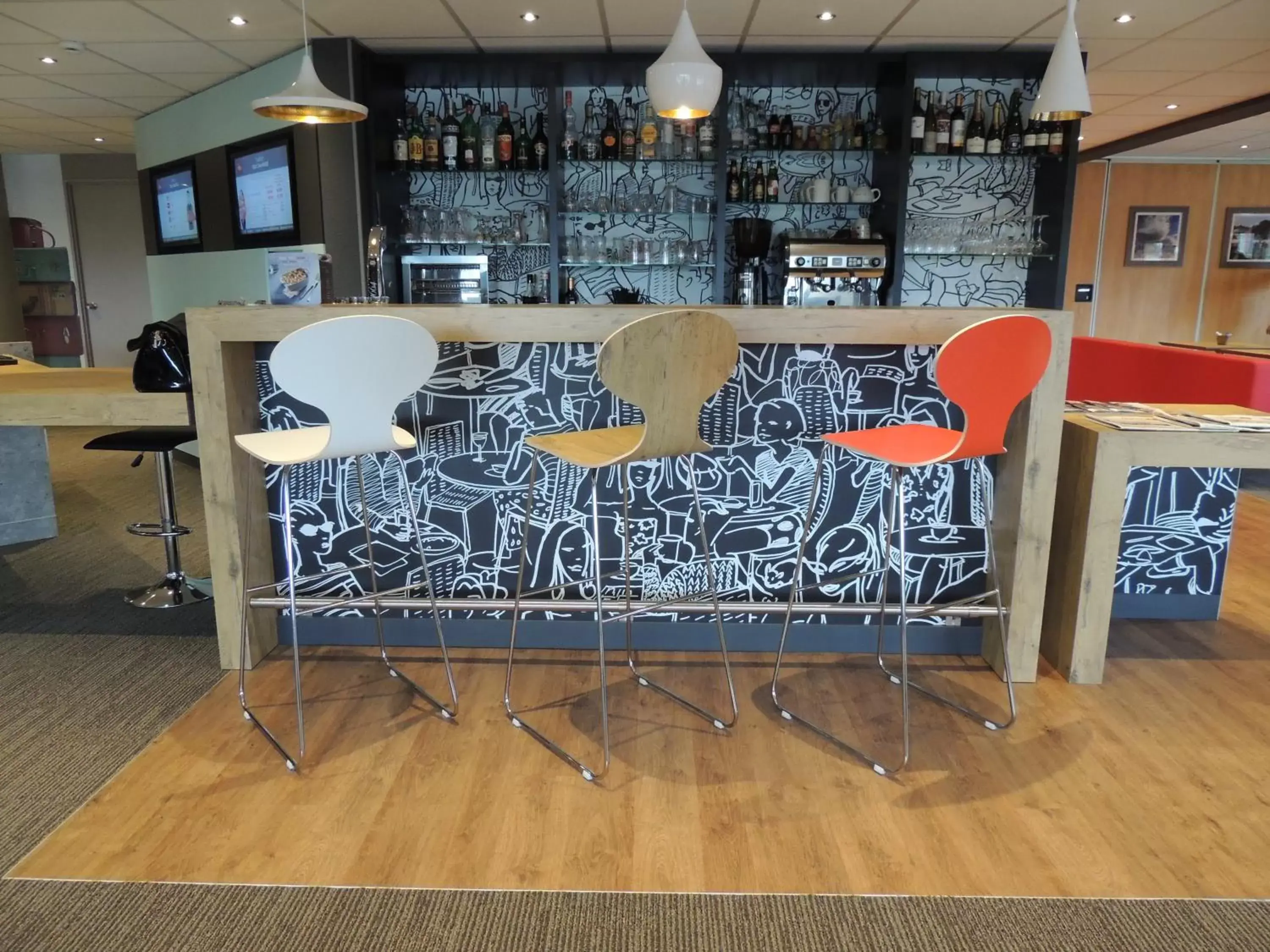 Lounge or bar in Ibis Auray