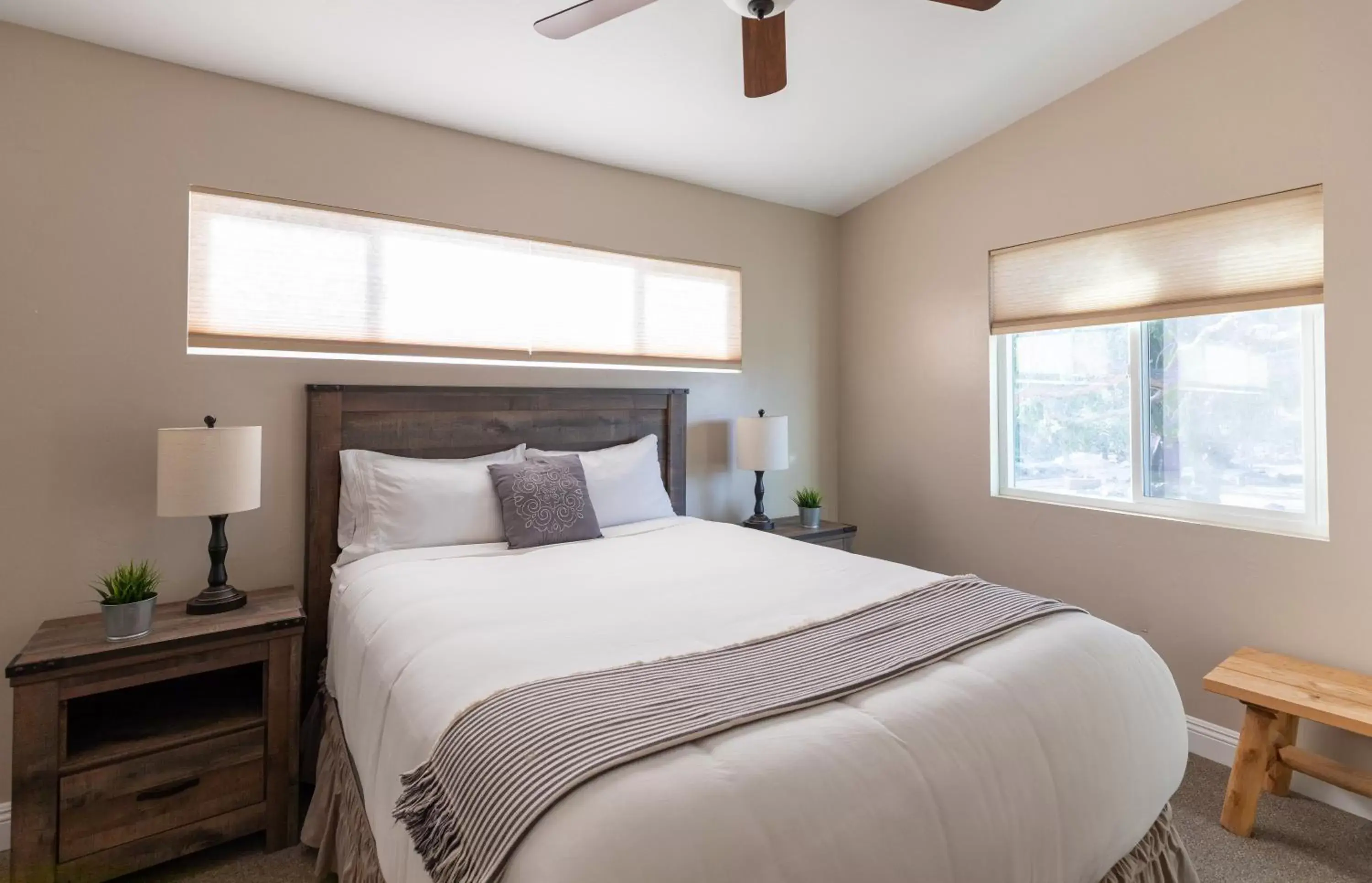 Bedroom, Bed in Apple Tree Inn