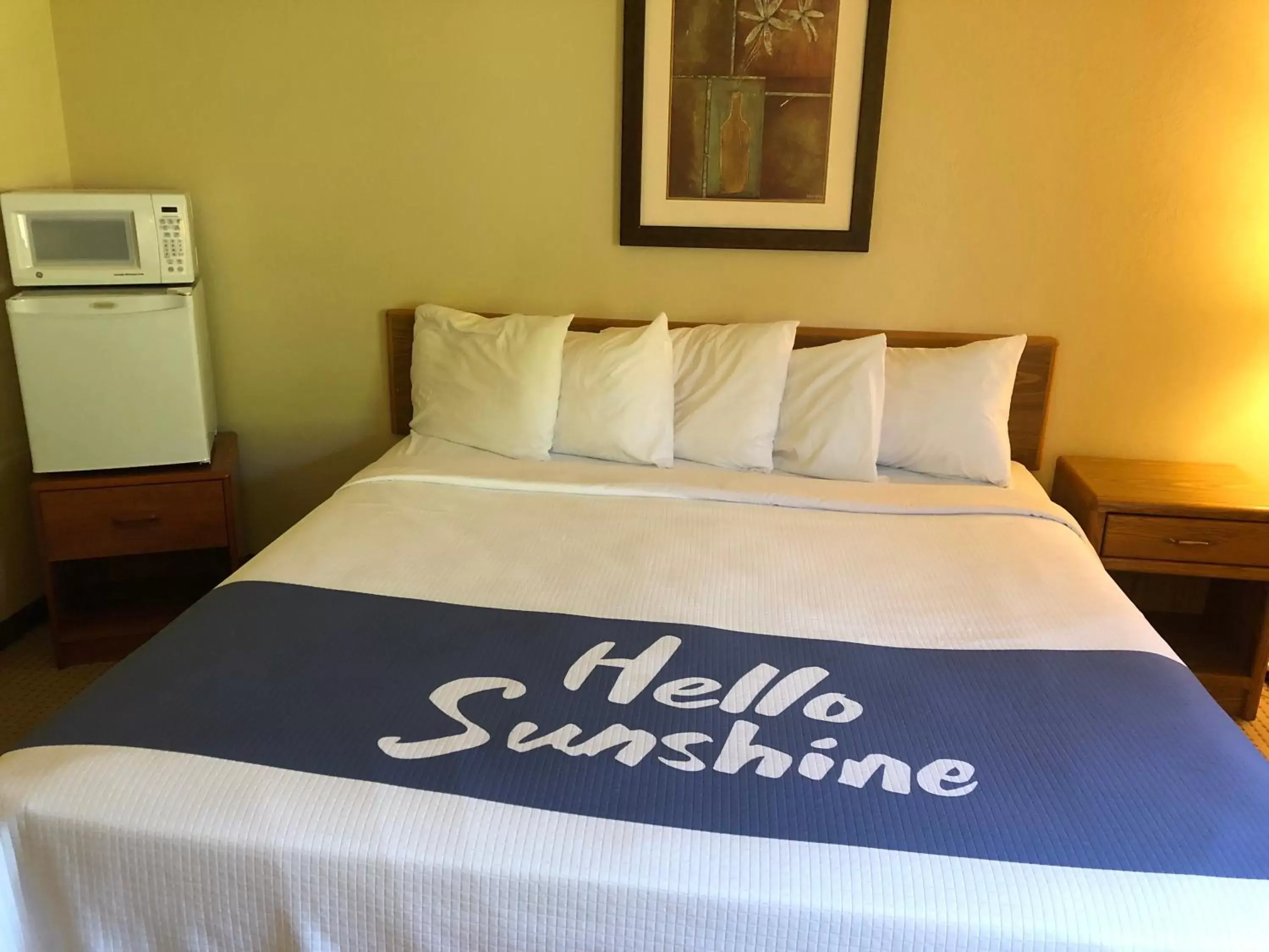 Bed in Days Inn by Wyndham Iron Mountain