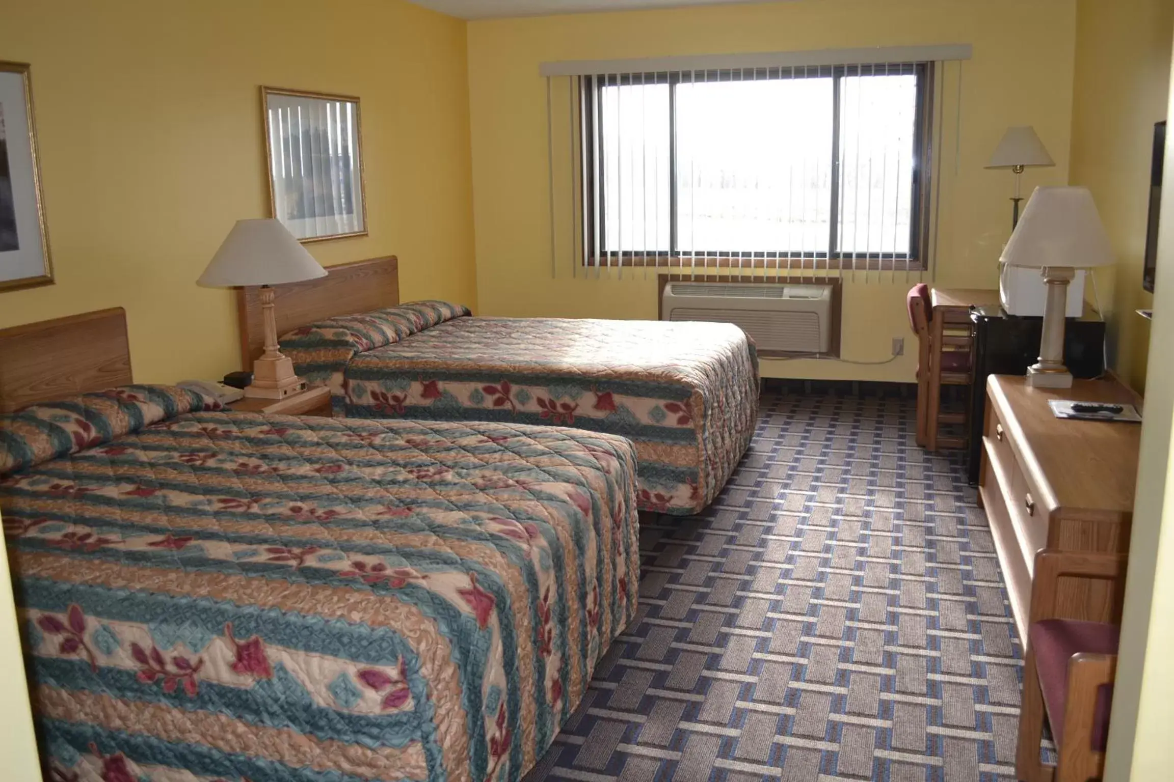 Photo of the whole room, Bed in Sky Lodge Inn & Suites - Delavan