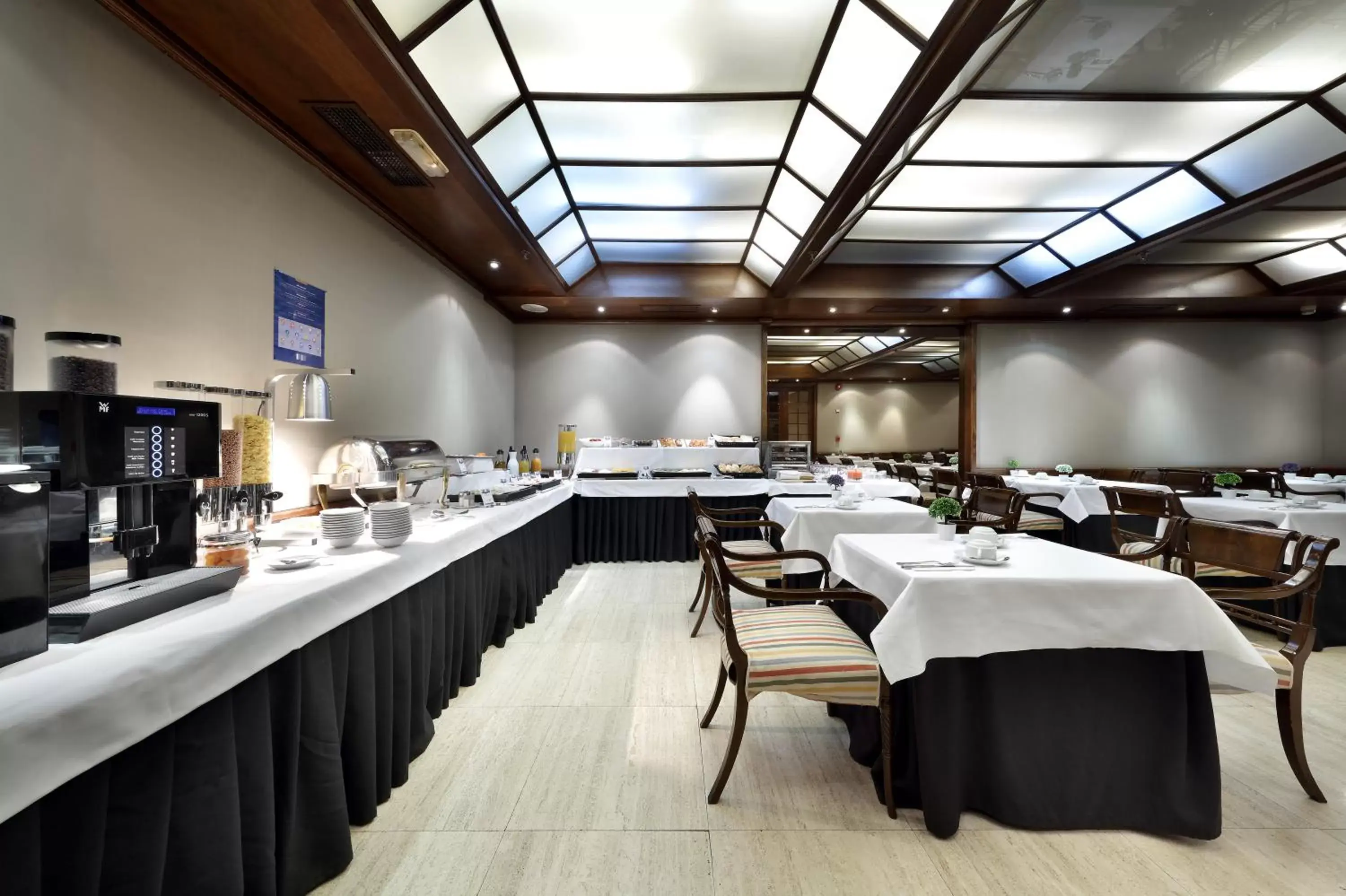 Lounge or bar in Crisol Puerta de Burgos Lounge or bar in Crisol Puerta de Burgos