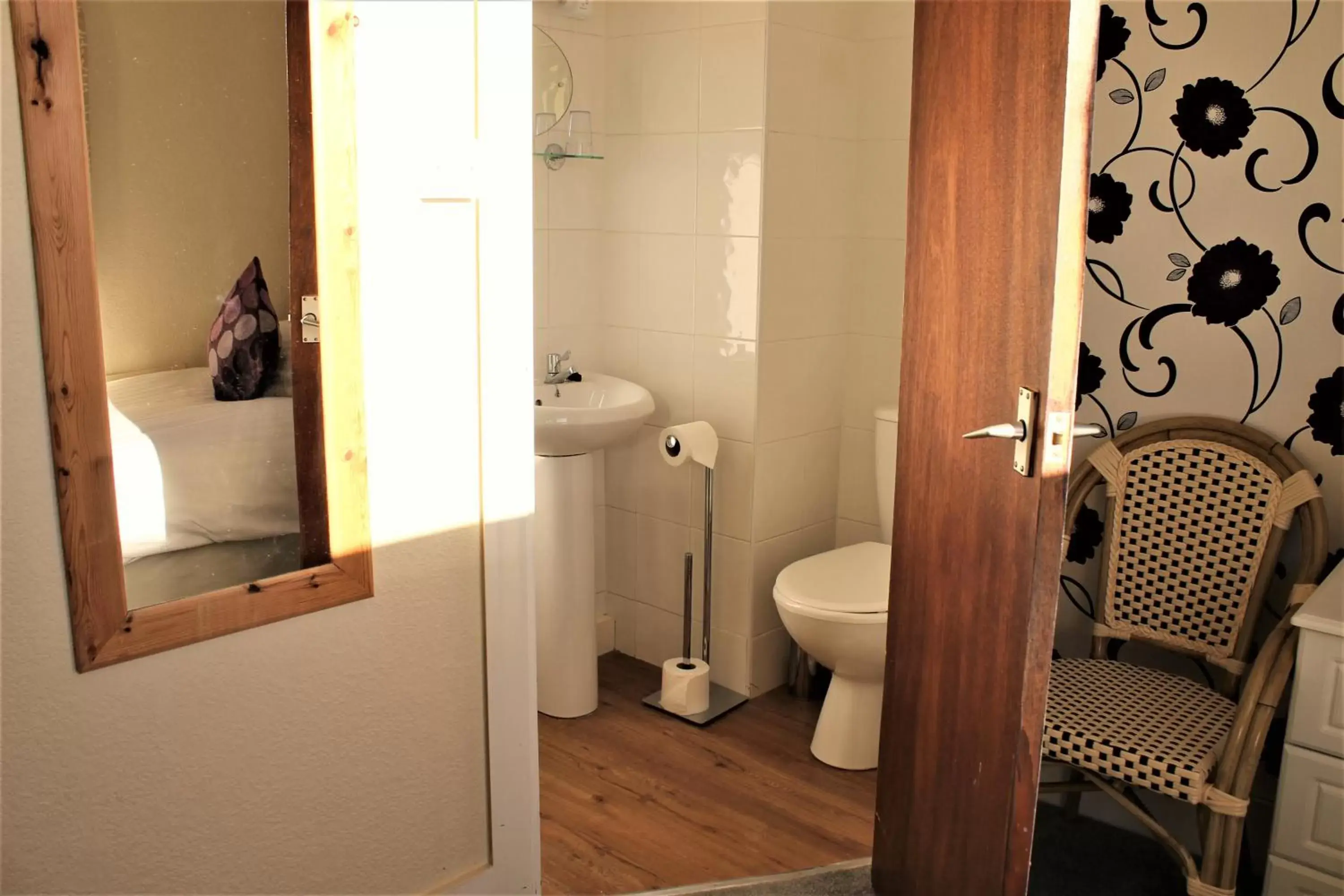 Shower, Bathroom in Winchmore Hotel