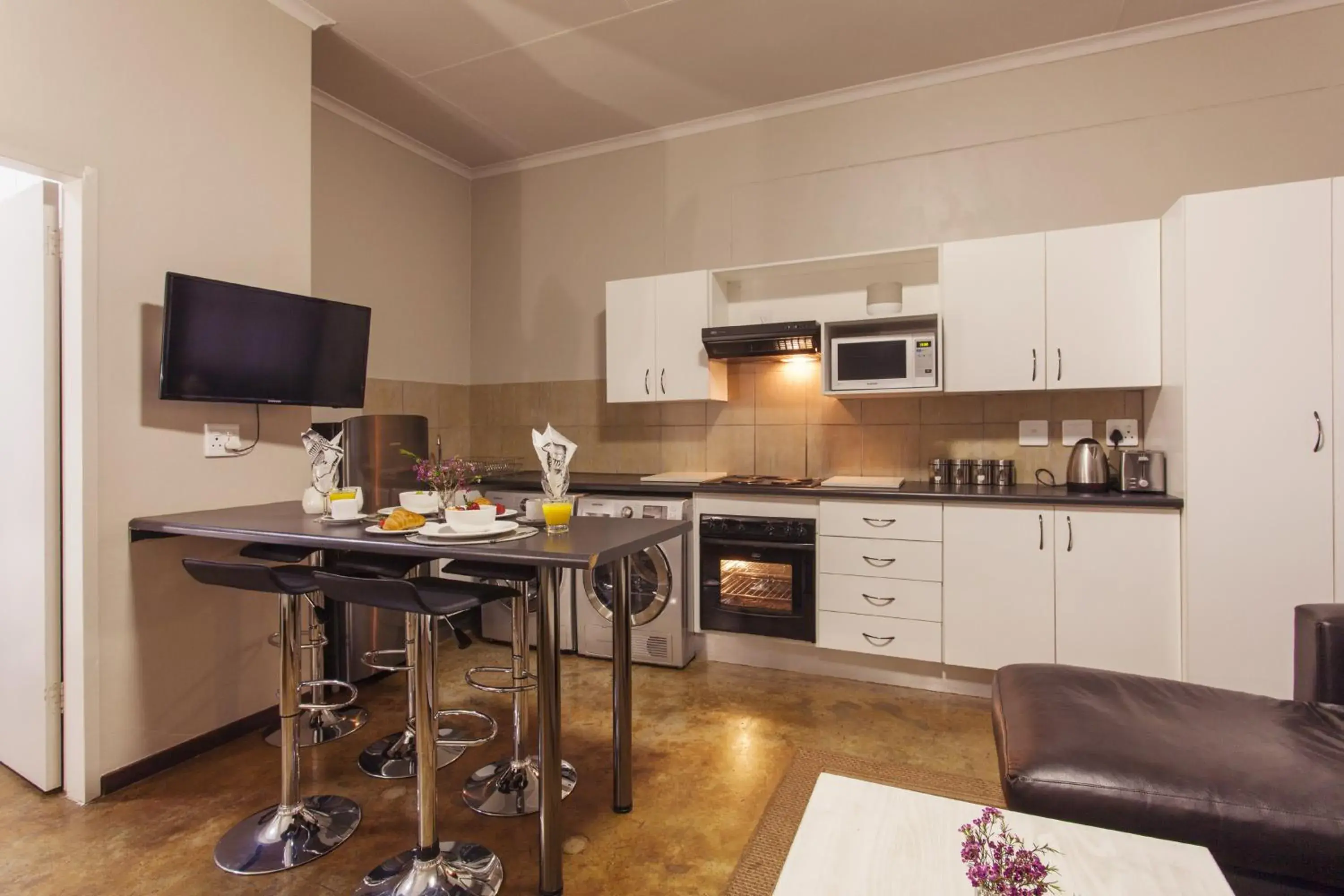 Coffee/tea facilities, Kitchen/Kitchenette in Akanani Apartments