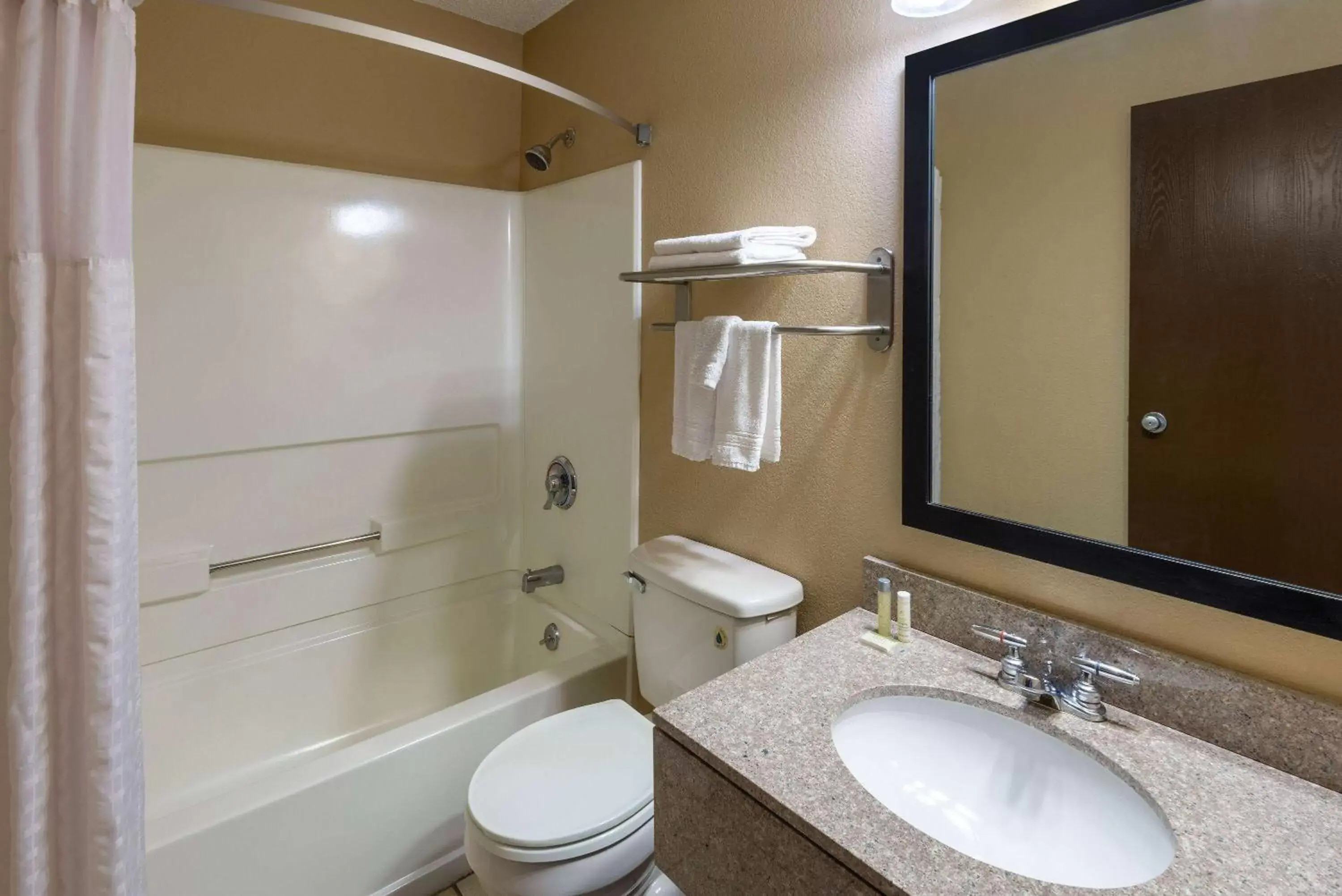 TV and multimedia, Bathroom in Super 8 by Wyndham Summersville