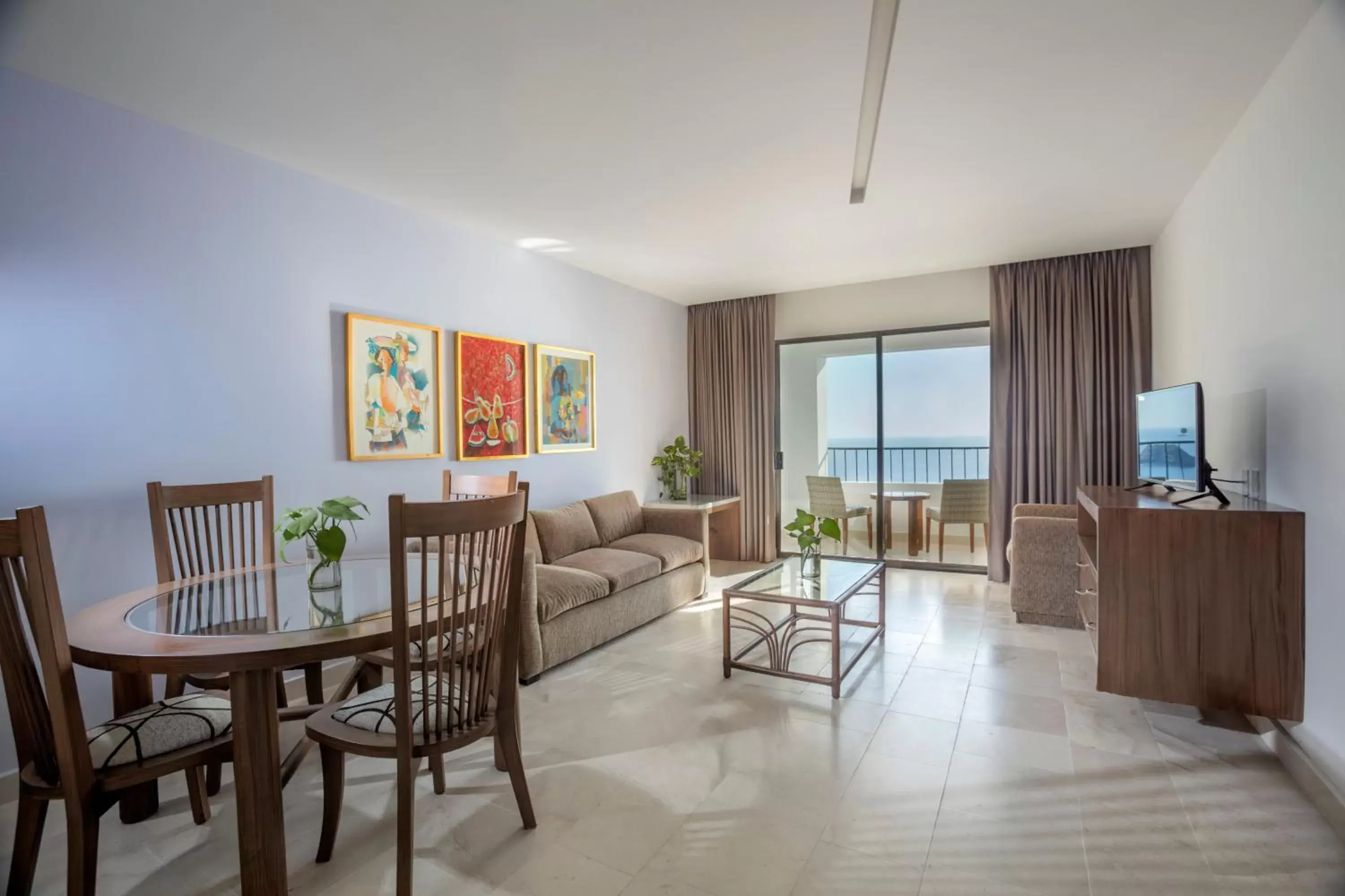 Bedroom, Dining Area in Holiday Inn Resort Ixtapa All-Inclusive, an IHG Hotel