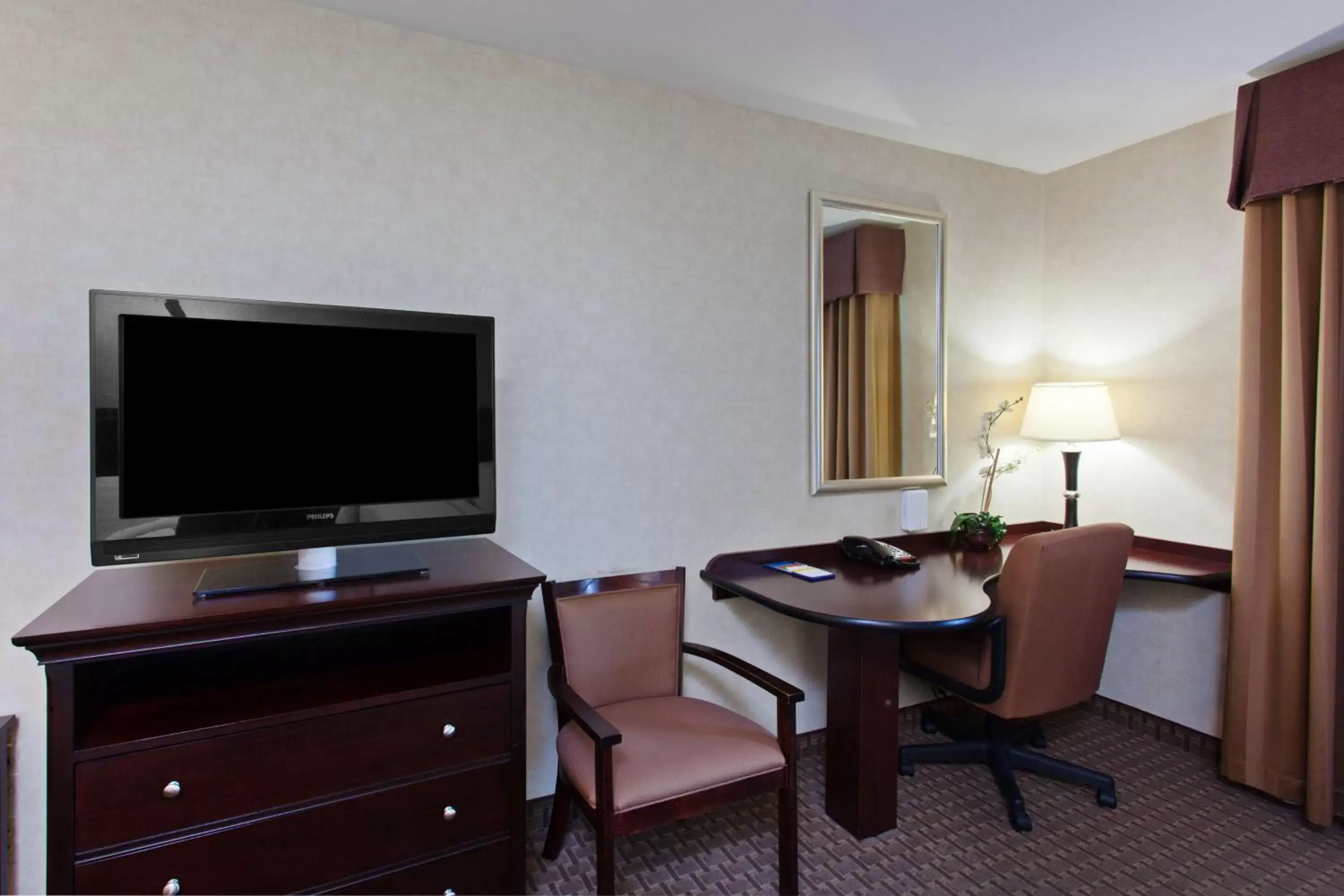 Bedroom, TV/Entertainment Center in Hampton Inn & Suites Oakland Airport-Alameda