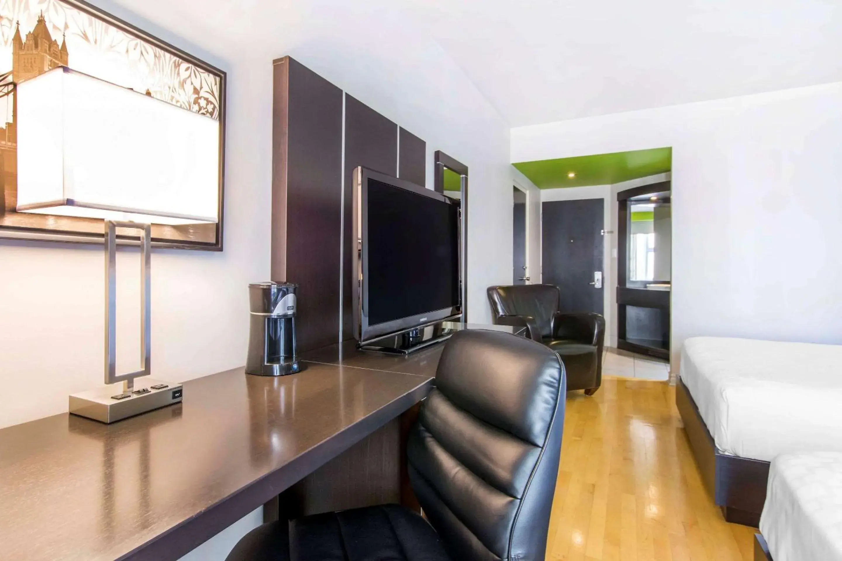 Photo of the whole room, TV/Entertainment Center in Travelodge by Wyndham Trois-Rivieres