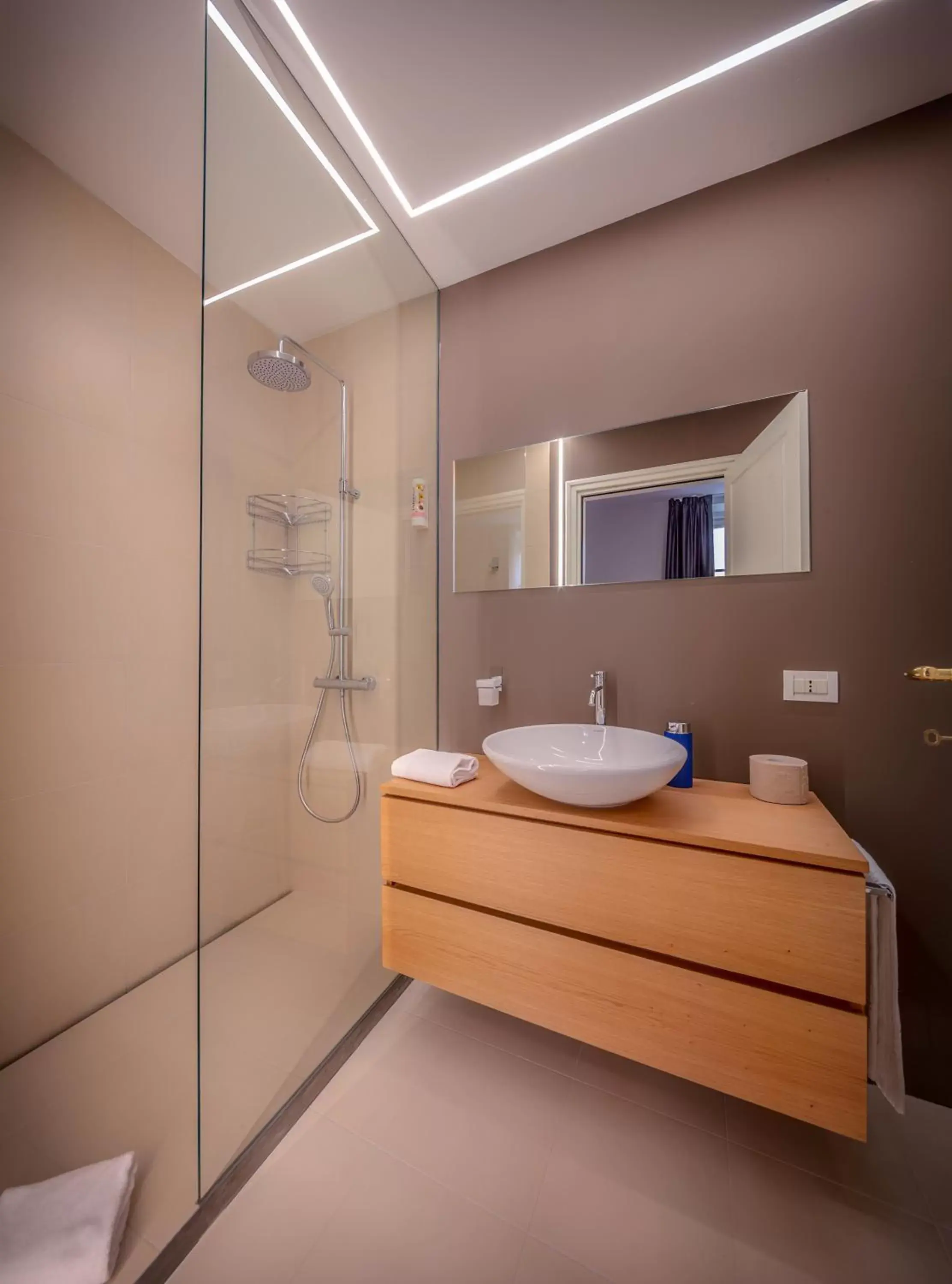 Bathroom in Lainez Rooms & Suites