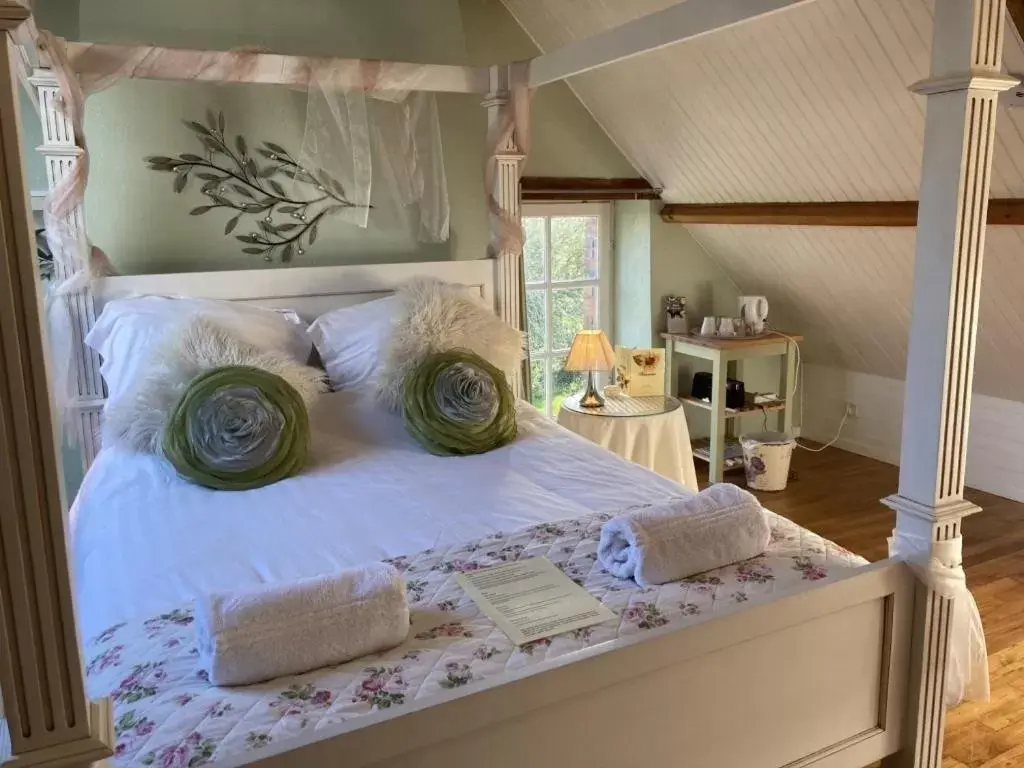 Triple Room with Private Bathroom in Chambres d'Hotes - La Marmoire