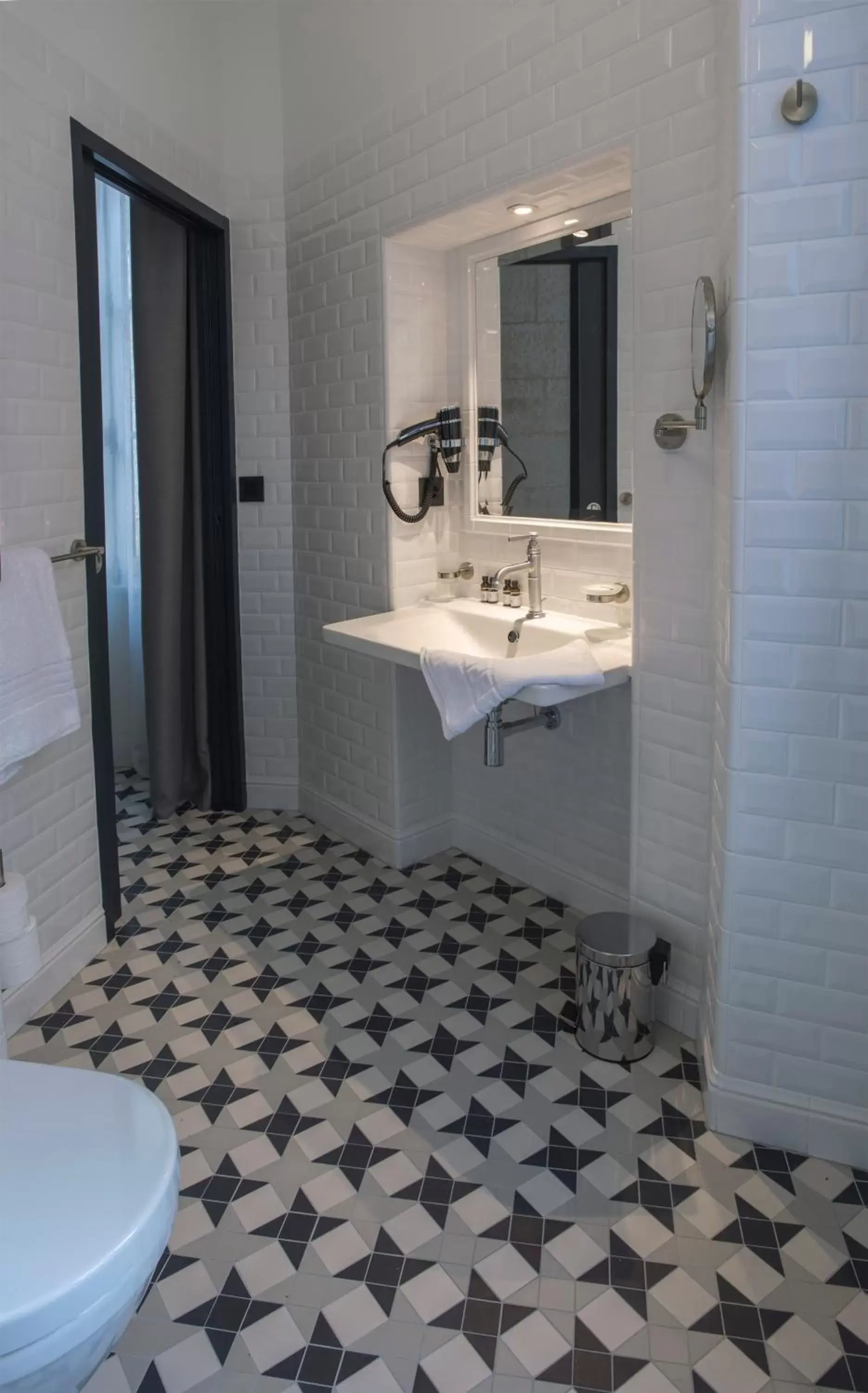 Shower, Bathroom in Apparthôtel Villa Côté Plateau - Angoulême Centre