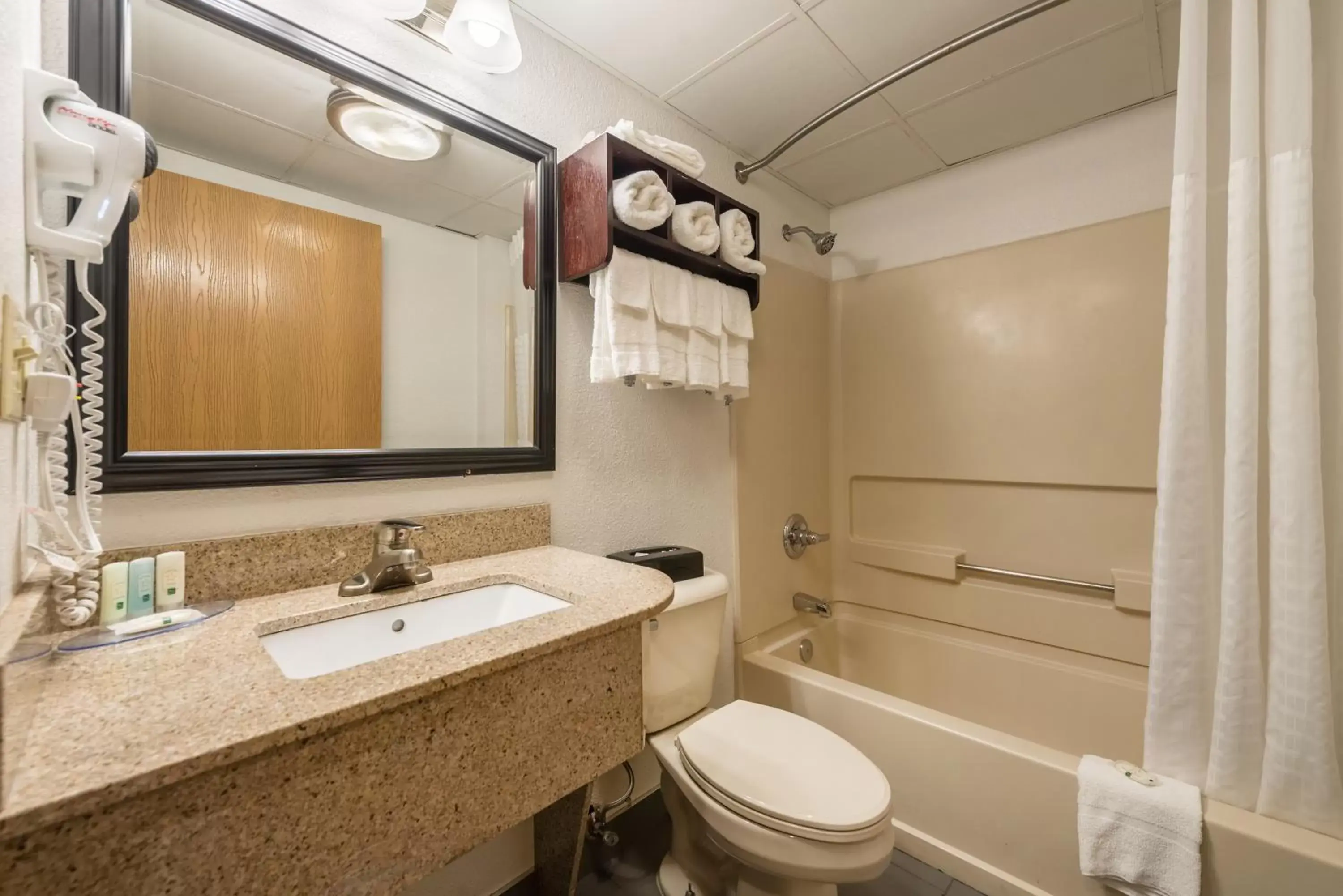 Bathroom in Quality Inn Grove City - Columbus South