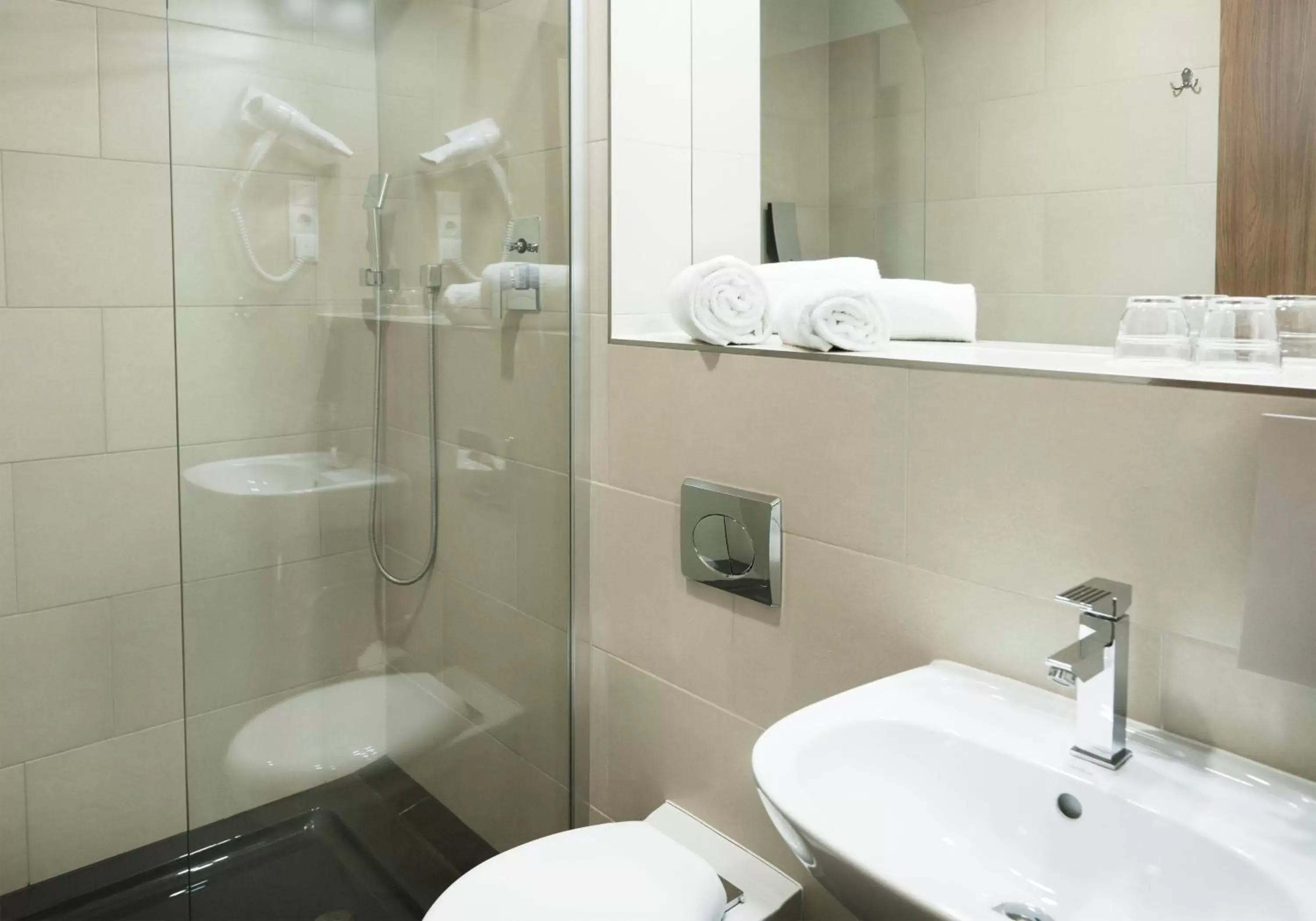 Photo of the whole room, Bathroom in IBB Hotel Berlin-Airport