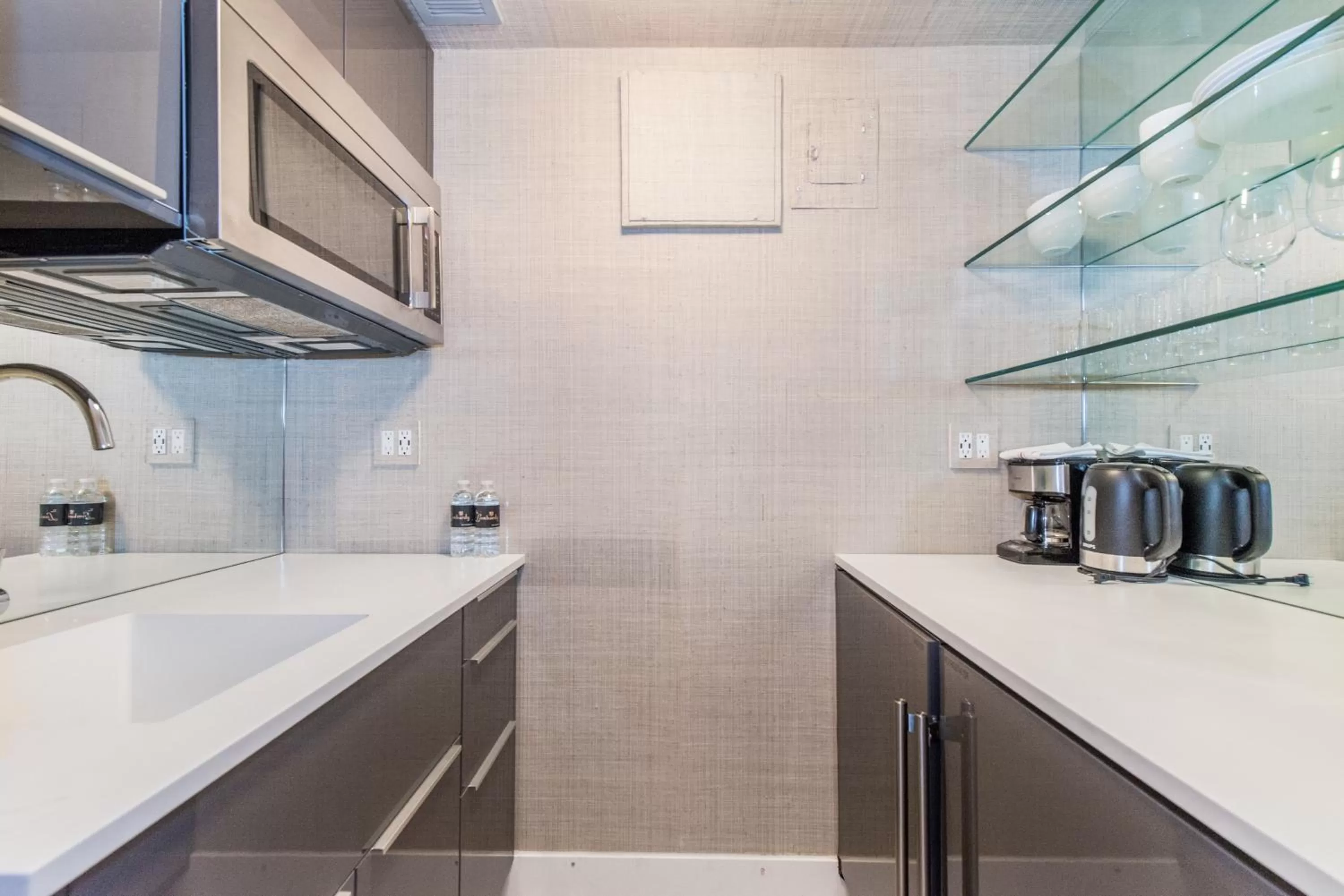 Kitchen or kitchenette in Lombardy Hotel