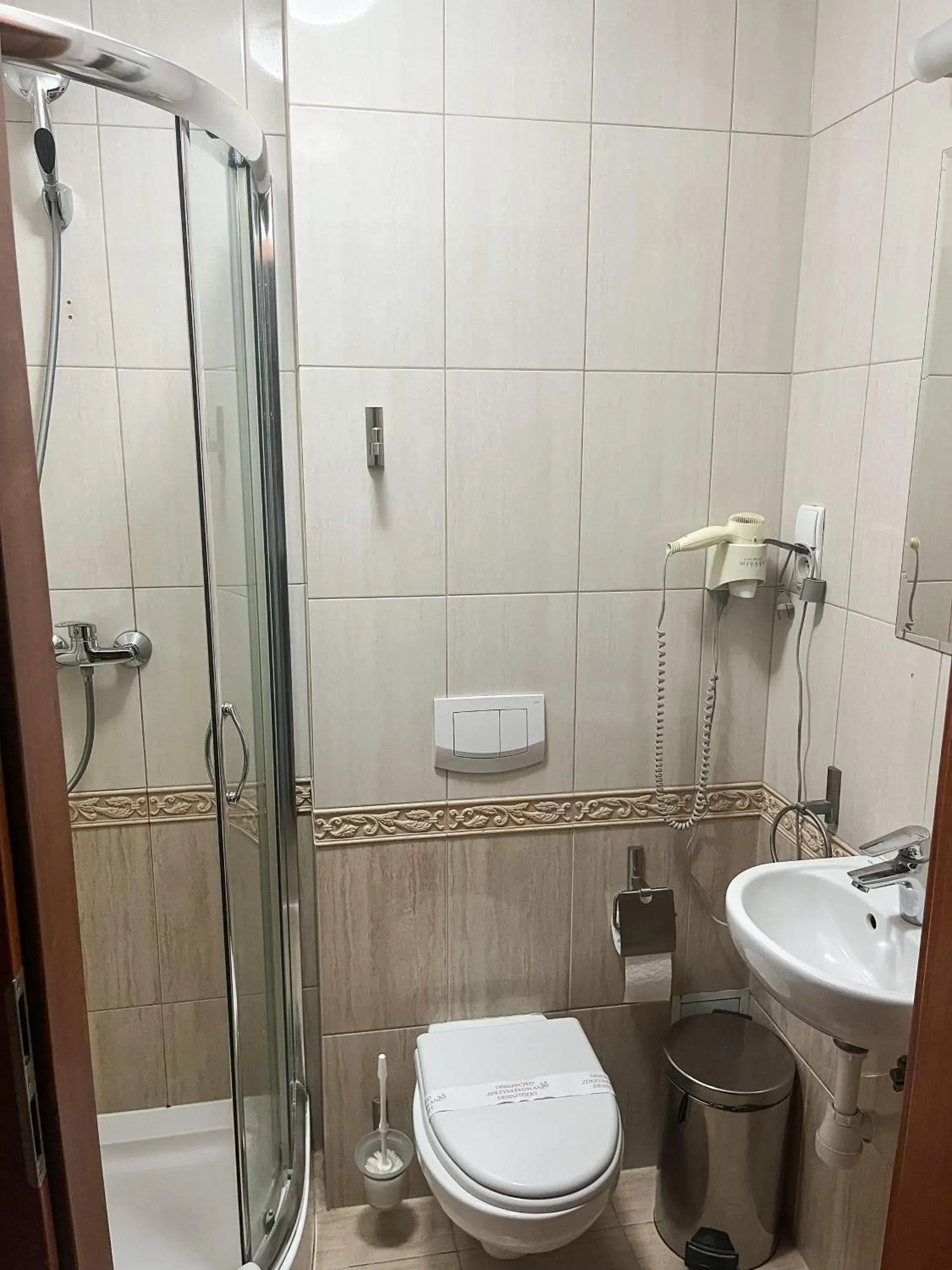 Shower, Bathroom in Hotel Logos