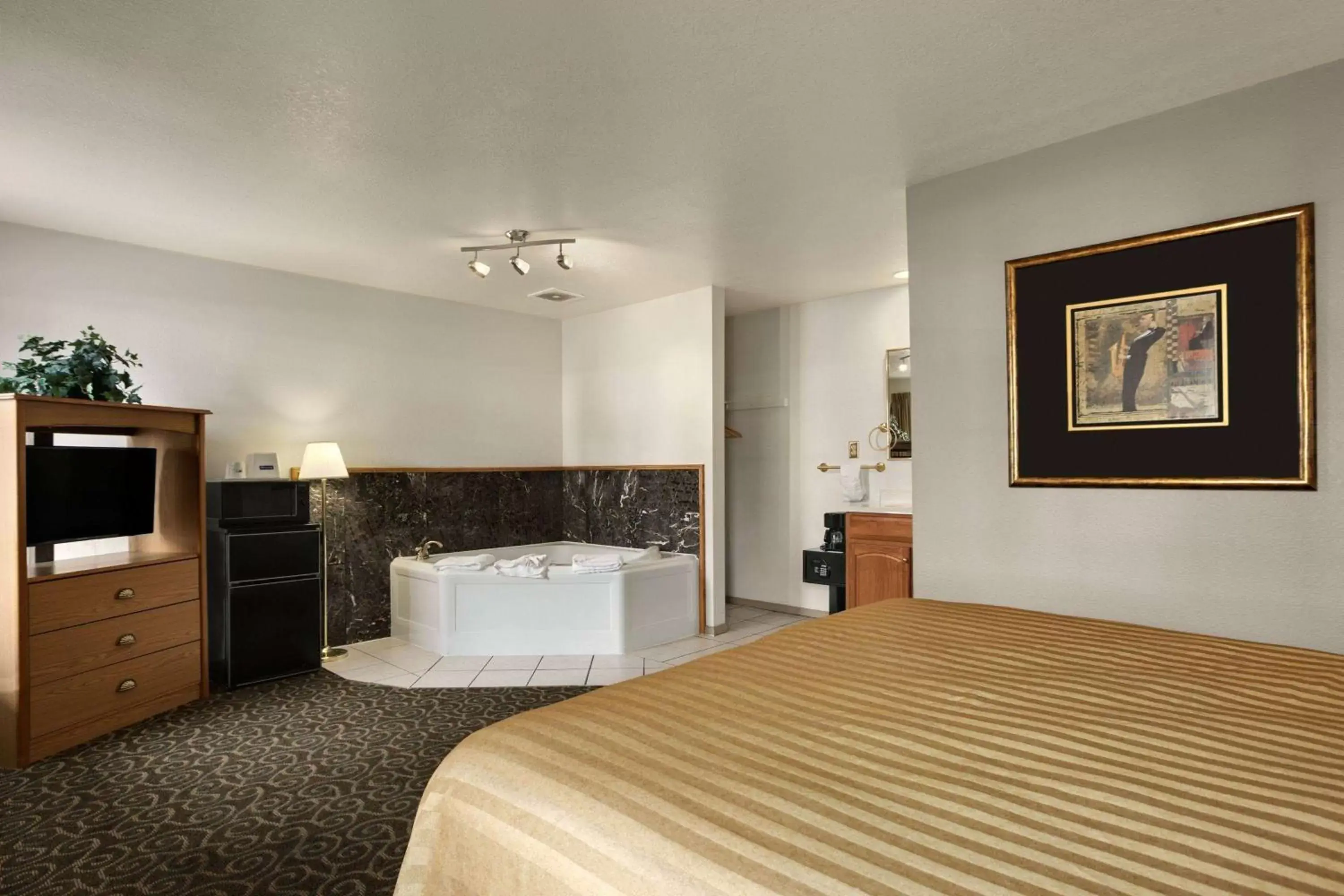 Photo of the whole room, Bed in Travelodge by Wyndham Wenatchee