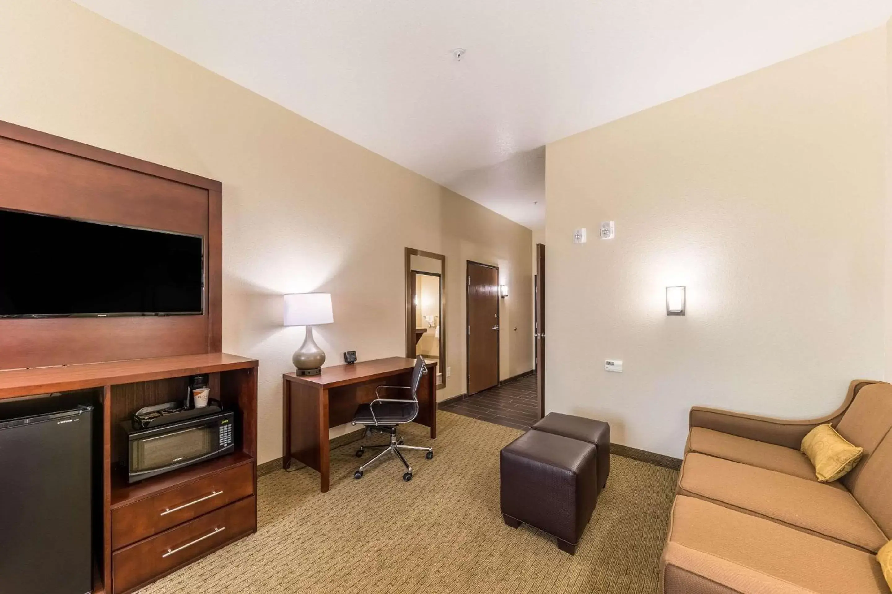 Photo of the whole room, TV/Entertainment Center in Comfort Suites Grand Prairie - Arlington North