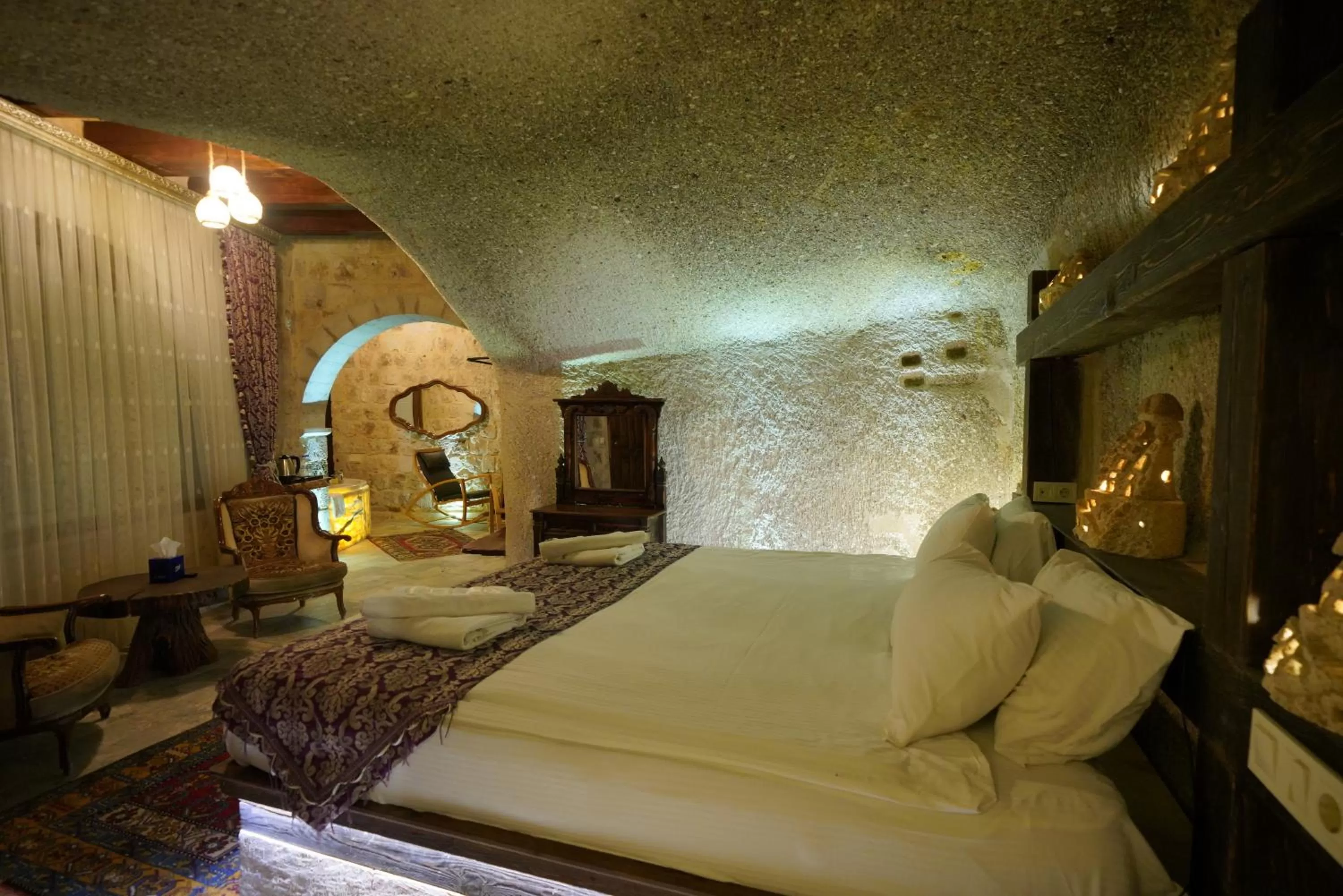 Bed in Shoestring Cave House