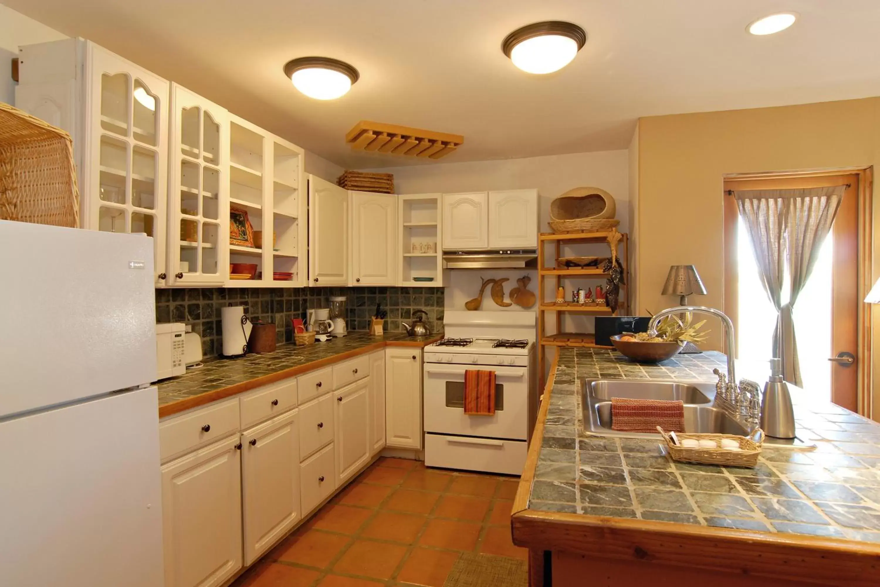 Kitchen/Kitchenette in Borrego Valley Inn