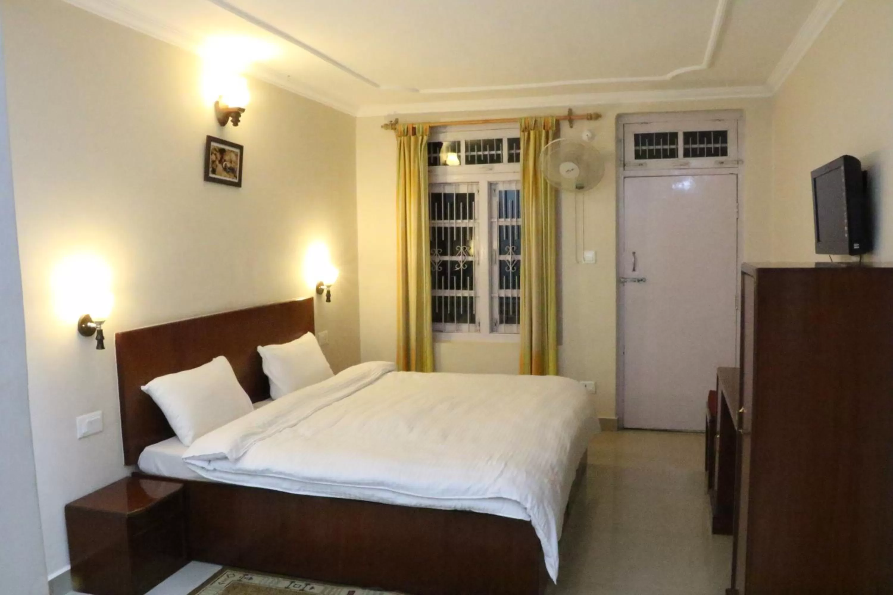 Photo of the whole room, Bed in Green Hotel