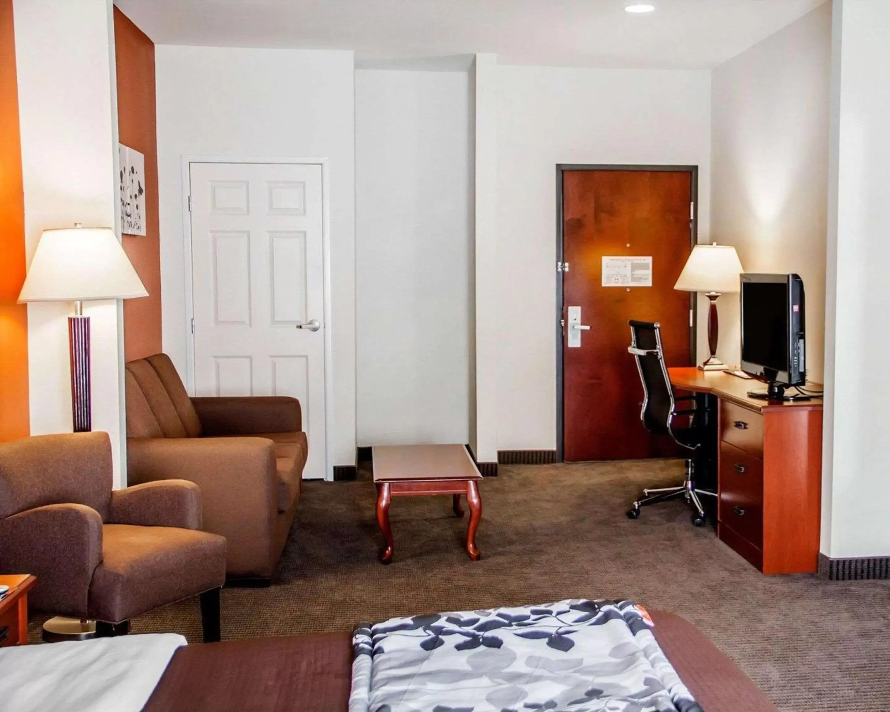 Photo of the whole room, TV/Entertainment Center in Sleep Inn & Suites Oklahoma City Northwest