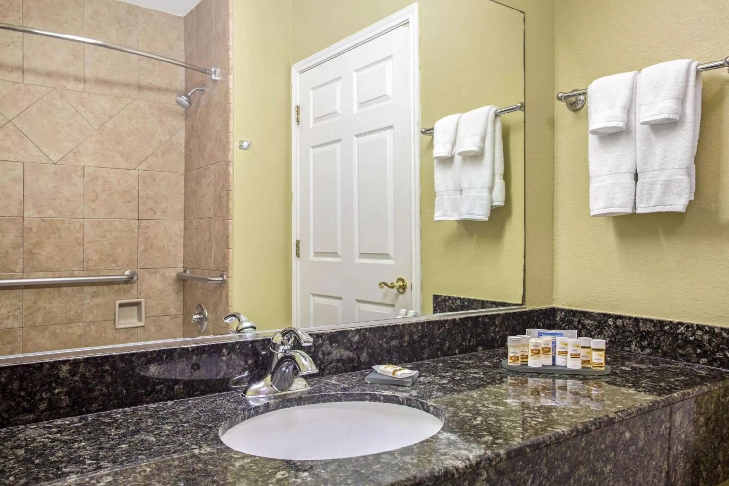 Bathroom in La Quinta by Wyndham Belton - Temple South