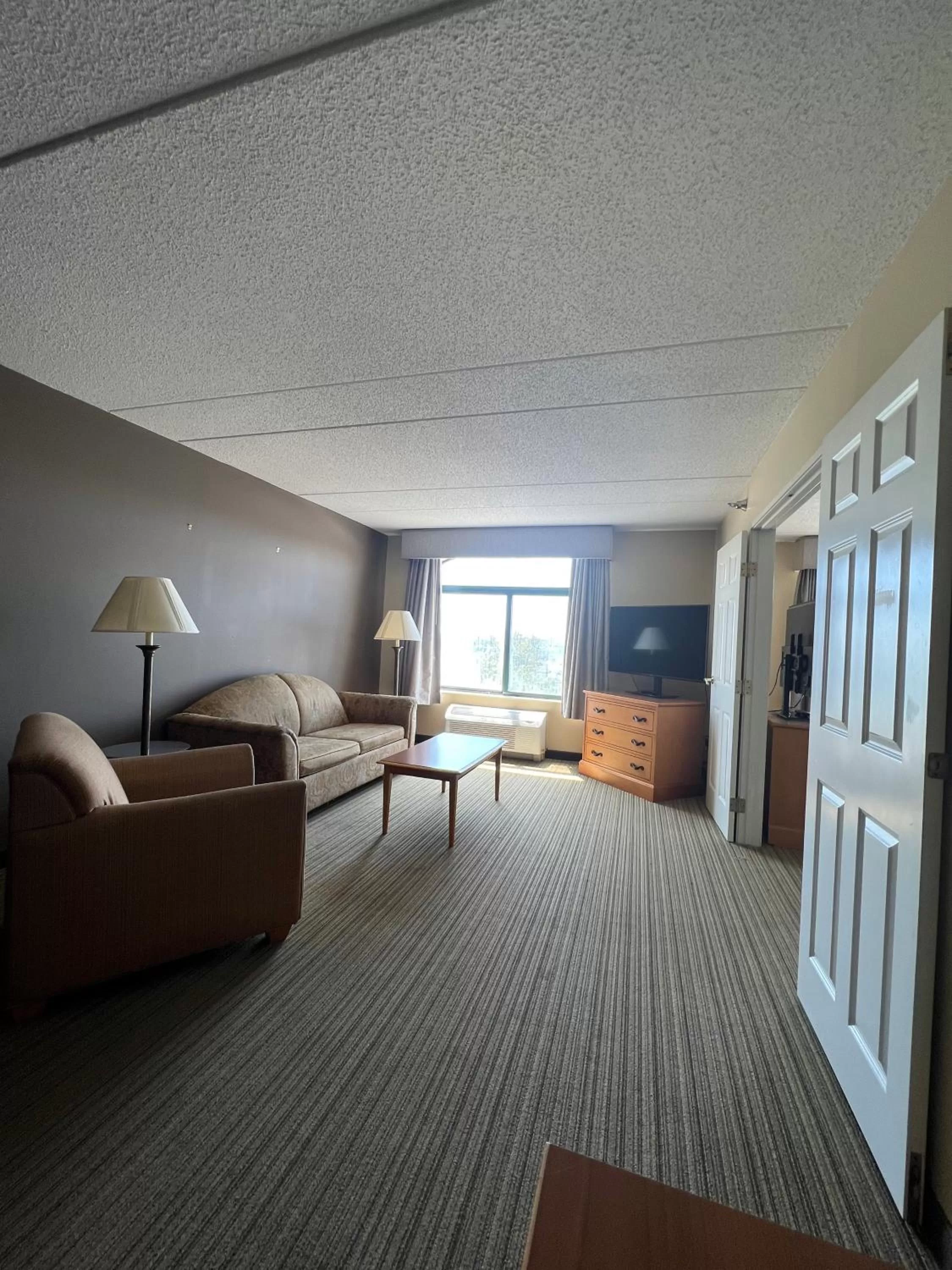 Living room, Bed in Wingate by Wyndham Coon Rapids