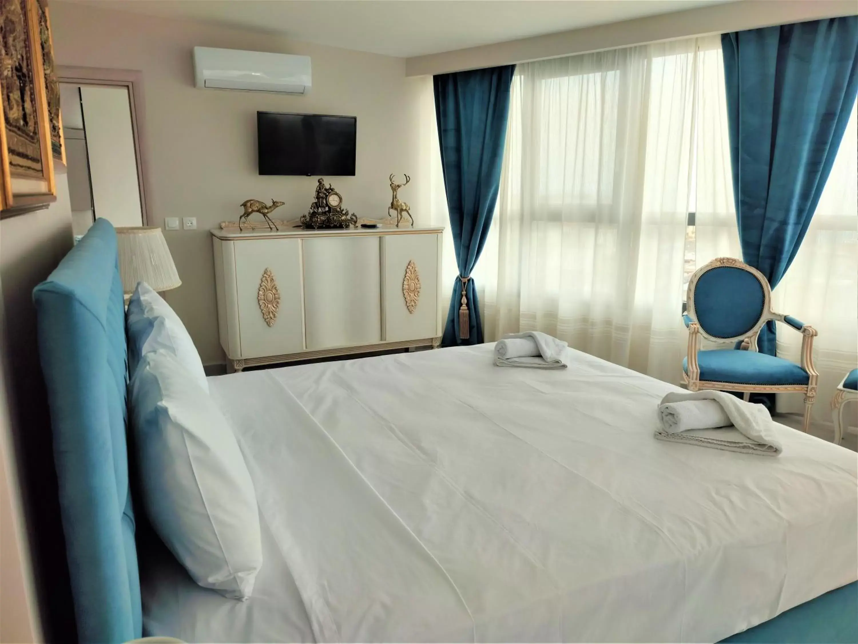 Photo of the whole room, Bed in Light Blue Hotel