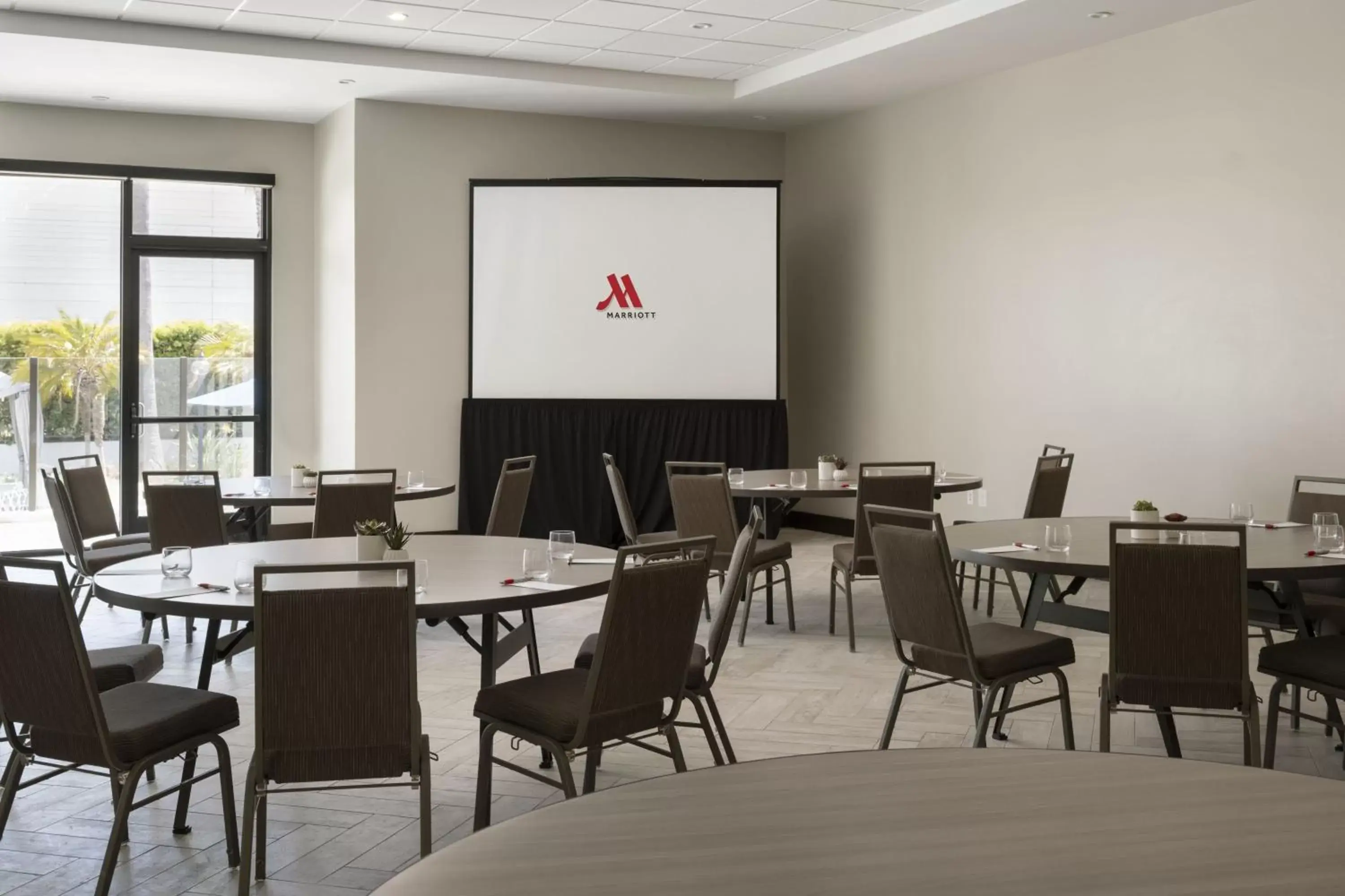 Meeting/conference room, Restaurant/Places to Eat in Torrance Marriott Redondo Beach